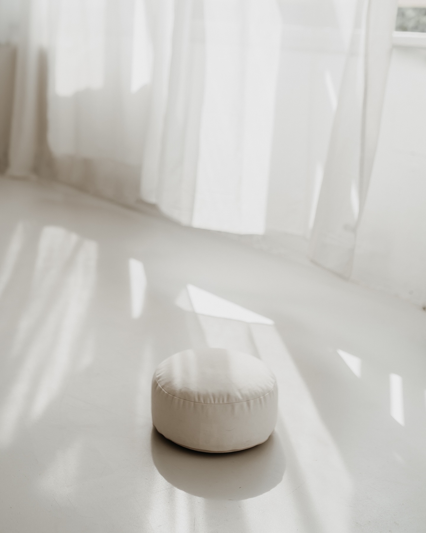 Ruhe und Stille einladen.
Das ist das, was ich mir noch mehr wünsche, für dieses und vor allem für das nächste Jahr.
Bewusst habe ich dieses Jahr verzichtet die Rauhnächte zu begleiten und auch mich begleiten zu lassen. Ich wollte weniger, langsamer ohne den täglichen Druck etwas zu tun, ohne das schlechte Gewissen wenn ich es mal nicht schaffe.
Ich will fühlen, mich in das nächste Jahr hineinlehnen, ganz bedacht und einlassen. Und vor allem will ich noch mehr Leerräume. Räume, in denen einfach mal nichts passiert.
Weniger Termine, weniger To-Dos, weniger Verpflichtungen und dafür mehr Leben, langsamer und das langsam sein genießen.
Wie verbringst du aktuell die Zeit?
SLOW LIVING
ACHTSAM
LANGSAM