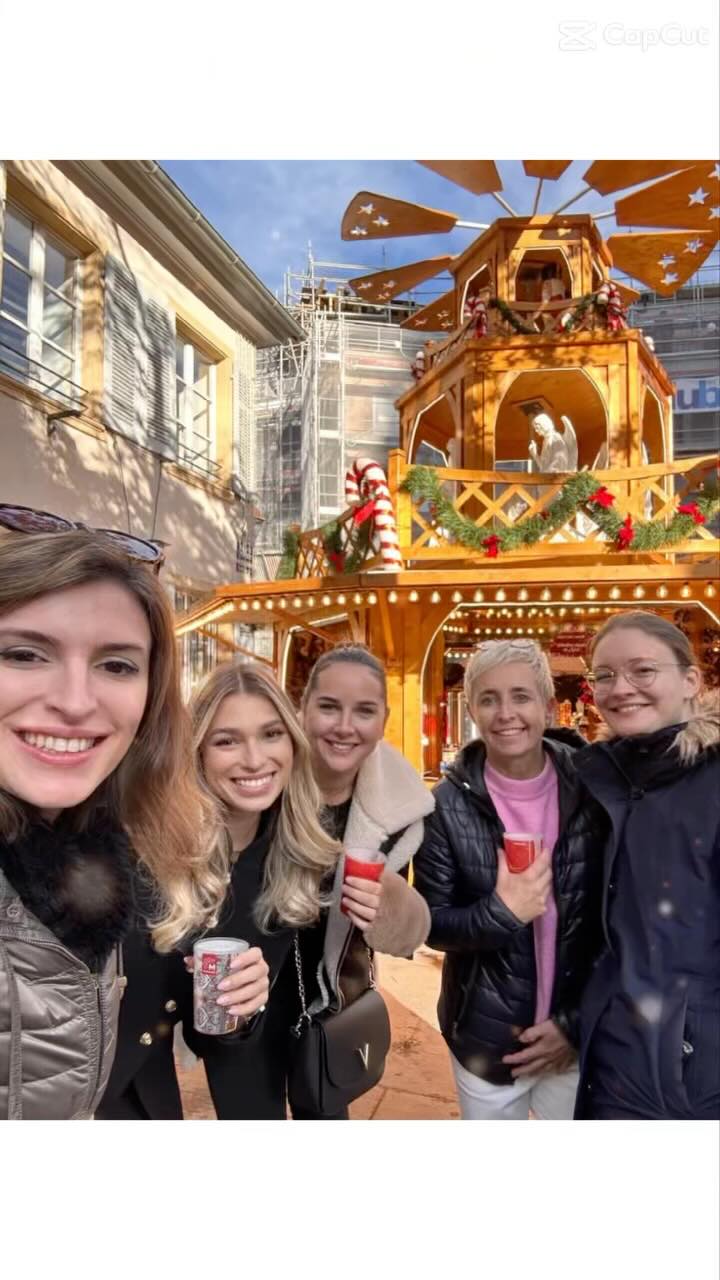 ✨Smiles Mulhouse en mode festif 🎄🎁 vous salue depuis le marché de Noël ! ✨
🎅 Nous avons profité de l’ambiance magique du marché ✨ pour célébrer les 800 ans de notre belle ville 🥨 Mulhouse 🎉 et partager un moment festif avec toute l’équipe !
✨En cette période de fêtes, nous vous souhaitons de très belles célébrations et une fin d’année remplie de joie et de sérénité. 🎅🎁
⚠️ **Attention** : Le cabinet sera fermé du 21 décembre au 2 janvier inclus. On se retrouve en pleine forme en 2025 !
#MarchéDeNoël #Mulhouse800ans #JoyeusesFêtes #OrthodontieAvecLeSourire #SmilesMulhouse #sourireavecplaisir #Christmasmodeon #cabinetorthodontie #bale #mulhouse #alsace