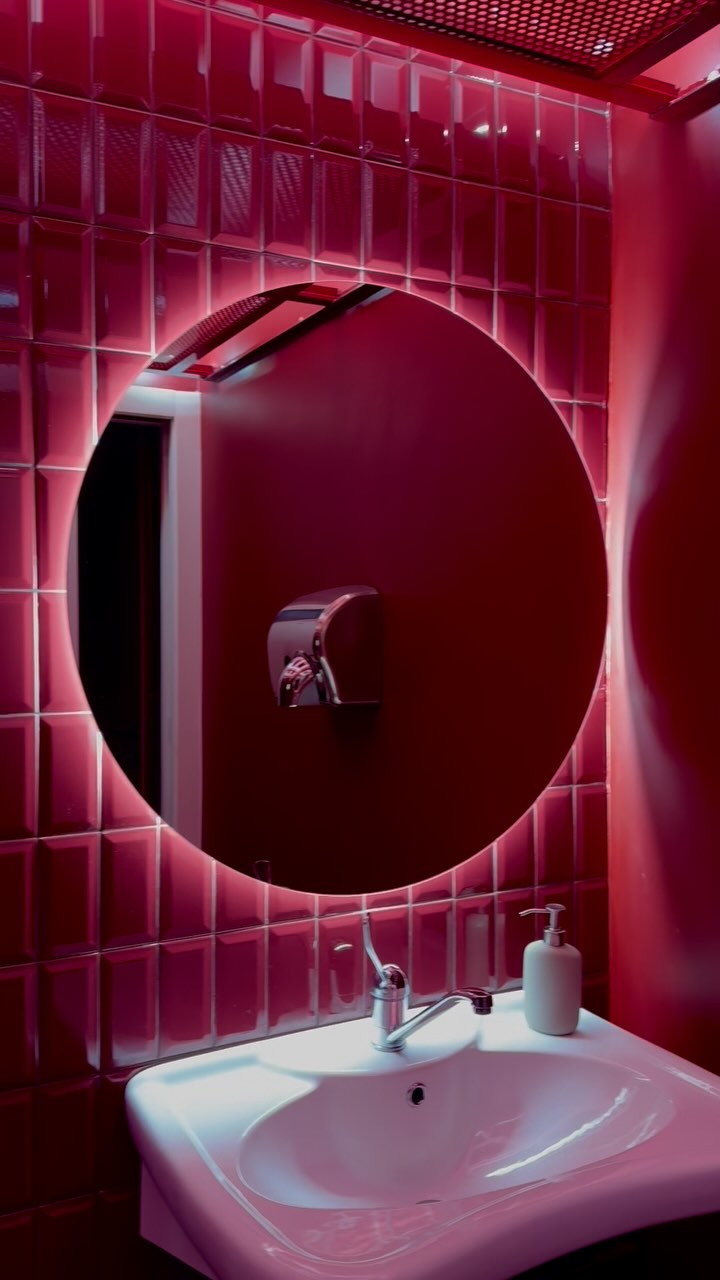 Il ristorante @barzacmilano riapre le porte ✨
Abbiamo lavorato al restyling così che rispecchiasse perfettamente l’anima del ristorante: uno spazio moderno e accogliente.
Gli spazi sono stati pensati per offrire un’esperienza piacevole e intima, mantenendo intatta l’atmosfera che rendeva speciale il locale.
Ecco un’anteprima dei lavori completati, le foto ufficiali arriveranno presto!
Vi invitiamo a scoprire il nostro nuovo progetto e a ritrovare il piacere della tradizione emiliana da Pier e Germana.
Grazie per averci affidato questo progetto, siamo felici di vedere il risultato prendere vita. Speriamo che questo nuovo spazio vi faccia sentire a casa.
•
•
•
#interiordesign #architecture #interior #design #designinspiration #home #homedecor #homedesign #homestyle #industrial #industrialdesign