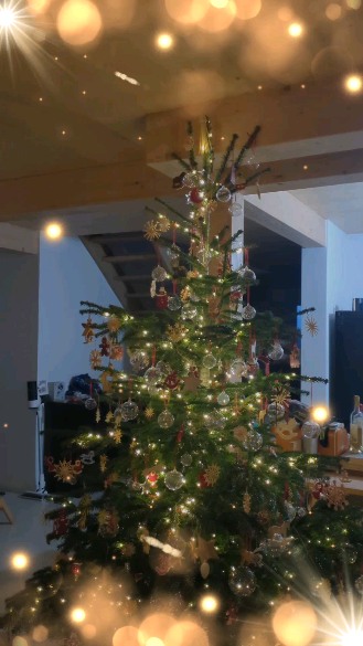 Frohe Weihnachten ihr lieben! Habt einen schöne Zeit!
Es gibt auch Menschen, die keine frohen Weihnachten haben, weil ihr Leben gerade nicht froh ist. All denen wünsche ich, vom ganzen Herzen, dass sie zur Ruhe kommen und im Inneren ihre wohlwollende Stille finden!
