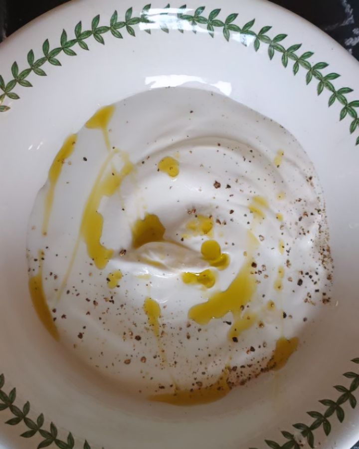 First social in a long time. NOT due to lack of passion or activity (!) but due to a lack of energy towards social media! My dopamine can only take so much!! Still very much here for posting when my dopes can handle the pace and I have quick and easy suggestions for you...
WHAT? We took some inspiration from @zoe 's post today and jazzed up some simple greek yoghurt with roasted garlic, tomato and chickpeas... Added rocket and some EVOO and Balsamic, rock salt & pepper. All these items are staples/ permanently in the cupboard and fridge in our house so this made for a mega simple and delicious lunch.
WHY? It's all about swapping your standard bready lunches for fibrous, protein-rich colour. You'll reduce your afternoon slump and temptation to snack as a result.
HAPPY NEW YEAR ALL!