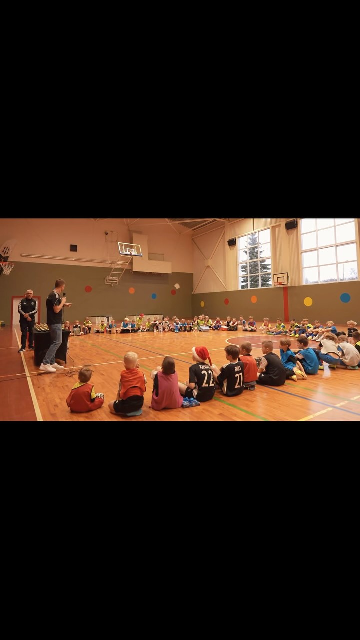 Priecīgus Ziemassvētkus no @fkvalor ģimenes! 🎁🎄⚽️