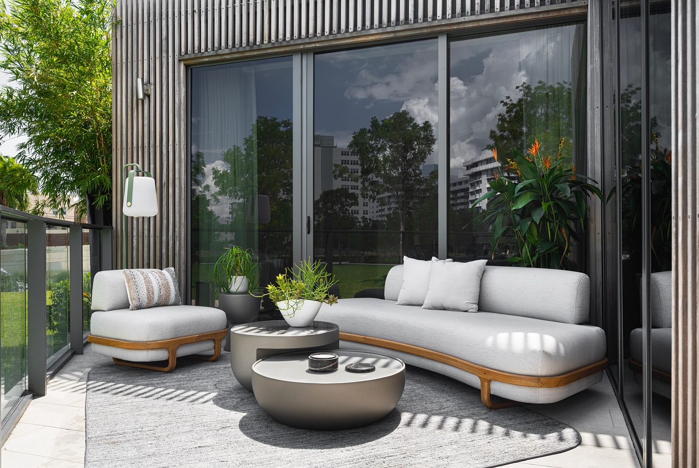 An outdoor retreat designed to live in harmony with nature. The space comes to life with organically shaped furniture that invites relaxation while blending seamlessly with the surroundings 🌿✨ #WeBossa #OutdoorLiving #FiveParkMiamiBeach
•••
Design: @webossadesign
Project: @fiveparkmiamibeach