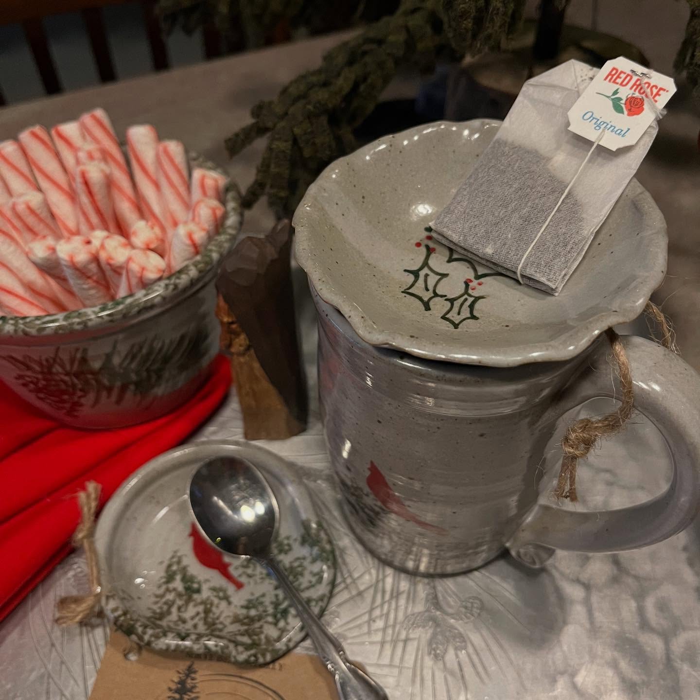 What do you think of using this little dish as a tea bag holder? Of course, if you’re a coffee drinker, it could hold cookies instead! ☺️ I have lots of great gifts left on the shelves. The Shop will be open Friday Dec 20 from 1-5 and Dec 21-24 by contact. 🎁 Gift Certificates always available too 🎀