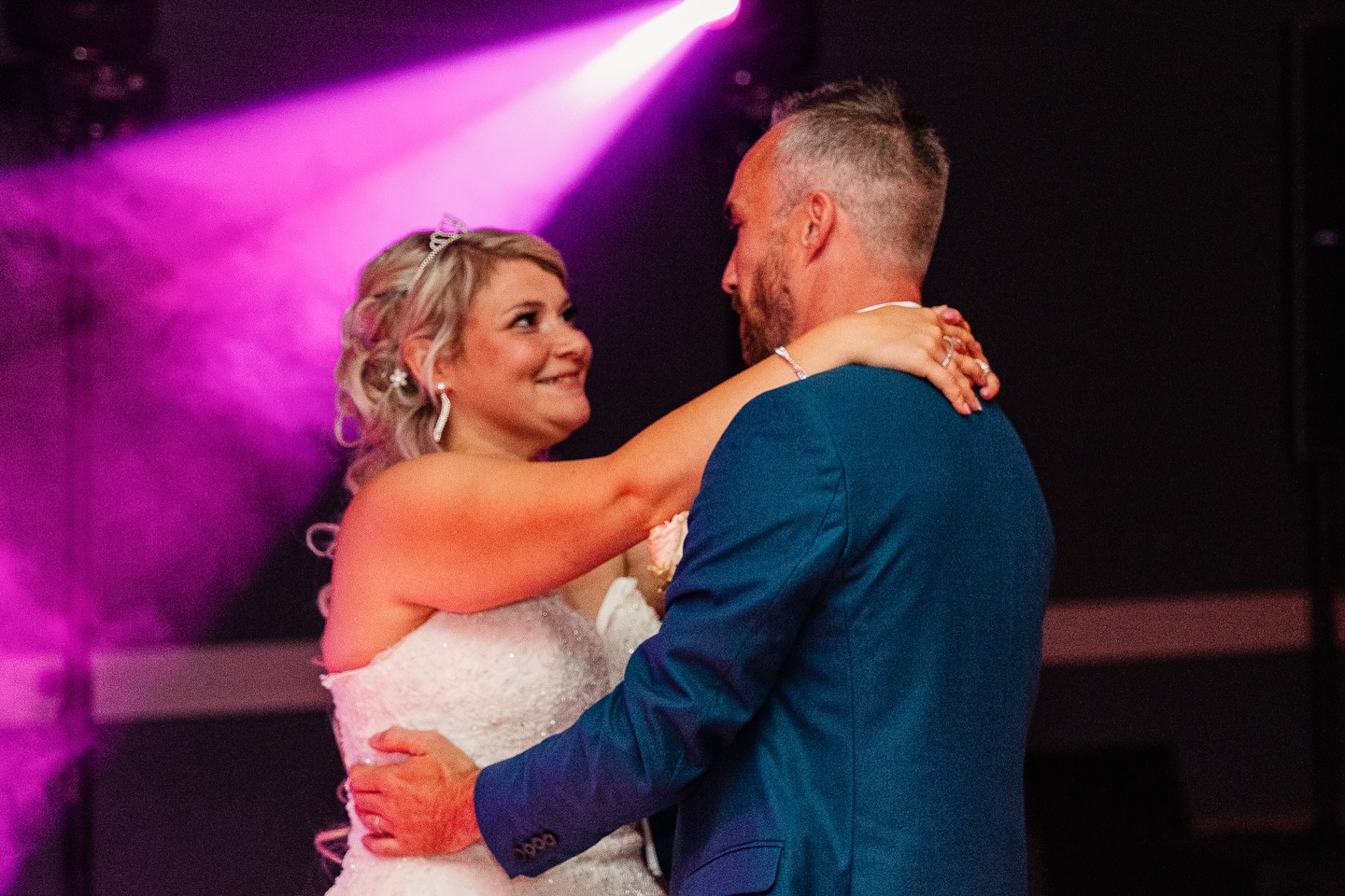 💃La magie de la première danse🕺
Ce moment suspendu dans le temps où tout disparaît : les invités, les regards, les heures de préparation. Il ne reste que vous deux, portés par la musique et votre amour.
🎥 Mon objectif ? Capturer chaque mouvement, chaque émotion, chaque sourire complice, pour que ce moment reste gravé à jamais.
Et vous, avez-vous déjà choisi la chanson qui marquera ce moment unique ? 🎶
#wedding #weddingphotography #weddingdress #weddingday #mariage