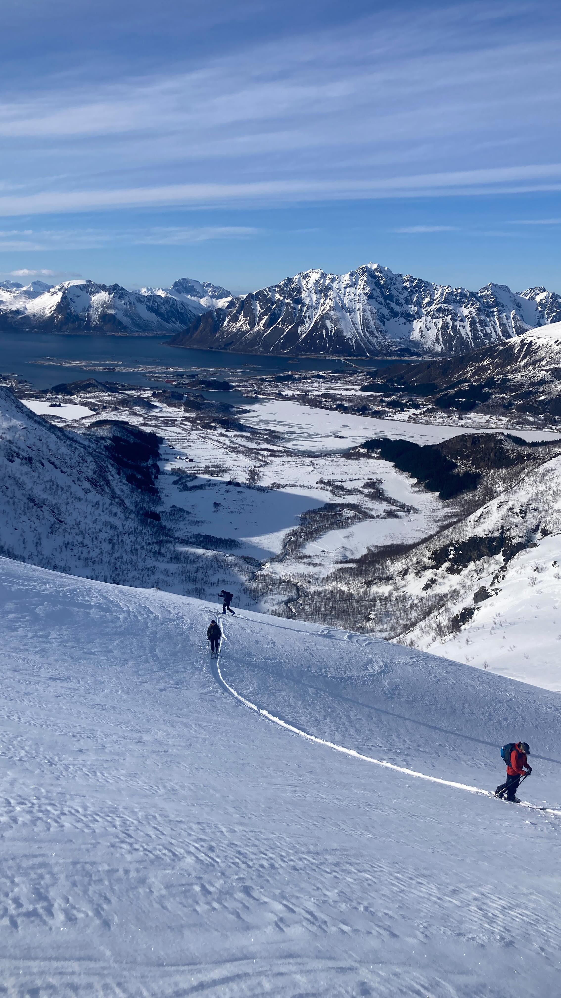 En kort kavalkade av fjorårets mange skiturer med gjester og venner! Fra Sogn i sør til Lyngen i nord. Takk for mange gode svinger i myk snø og bra skiterreng!
Fortsatt ikke funnet den perfekte julegaven til frikjøreren? Book en guidet tur eller kurs og bli med på tur!
#agressivealpineskiing
#nortind
#skivegleder
#topptur