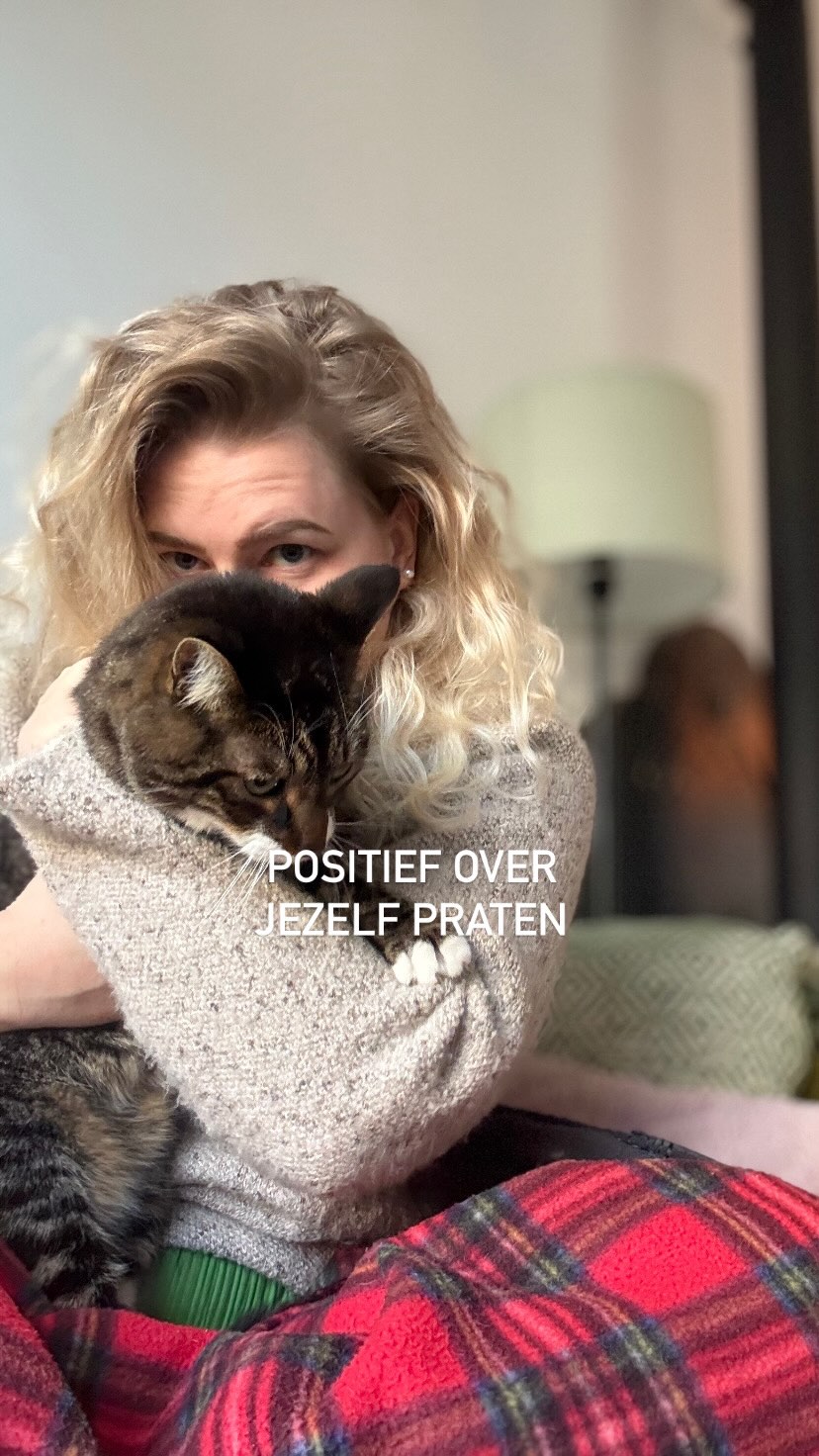 Had jij deze reminder nodig?
Vaak zeg je zoiets niet bewust, maar je weet niet of zo’n uitspraak iets triggert bij iemand bij jou aan tafel. Je weet niet of iemand een verleden heeft met een eetstoornis. Je denkt misschien dat je kind dit niet hoort, maar hiermee plant je een zaadje. Als je vaak genoeg zegt dat sinterklaas bestaat gaat je kind het geloven, dus als je vaak genoeg negatief over jezelf praat gelooft je kind je ook.
En datzelfde kindje bestaat in veel gevallen voor 50% uit jou, dus als je jezelf af wijst, kan het voelen alsof je dat deel van hen ook af wijst.
Dus laten we - vooral voor onszelf - onszelf wat meer liefde geven✨
#feestdagen #kerstdiner #zelfbeeld