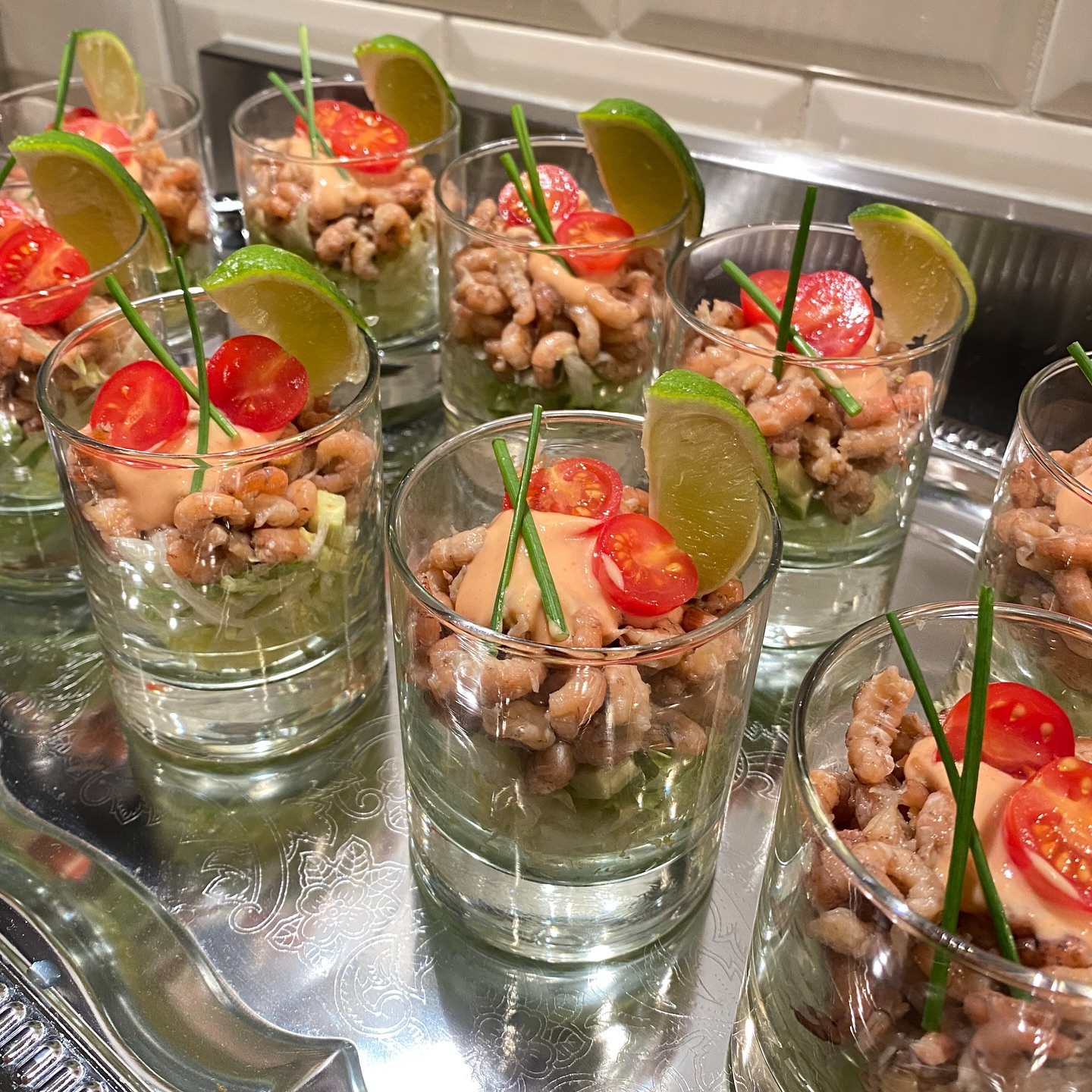 Maak de feestdagen compleet met de beste vis! ✨
Nog niet alles in huis voor de feestdagen? Bestel eenvoudig uw verse vis, rijkgevulde visschotels en andere visdelicatessen op viskoop.nl of bezoek onze visspeciaalzaak in IJmuiden. 🐟 Zo geniet u van de allerbeste kwaliteit tijdens uw feestmaal!