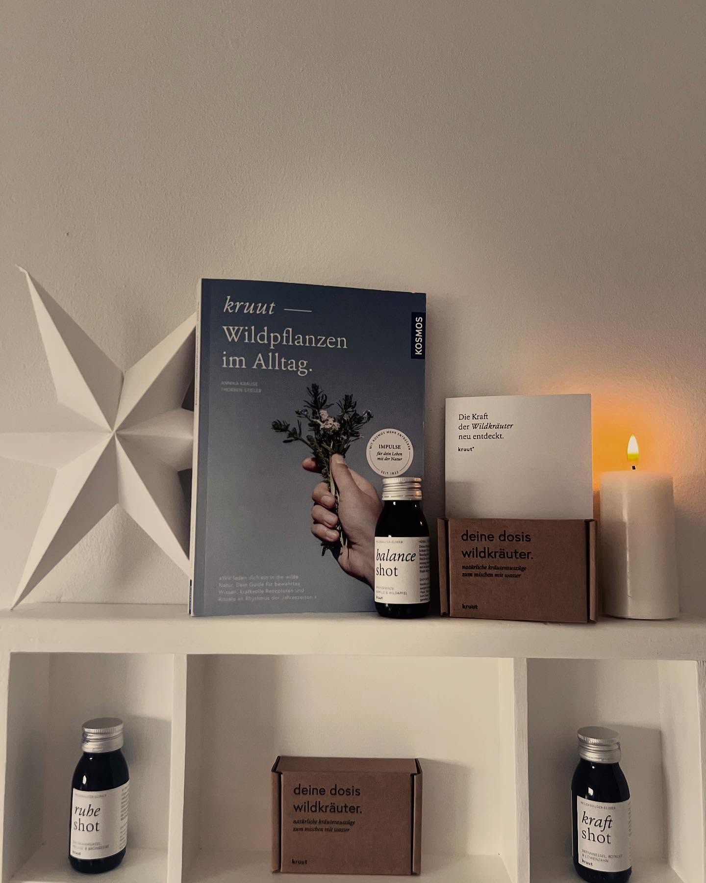 Prost! *** Der Kruut Balance Shot kombiniert die wohltuenden Kräuter Kamille, Pfefferminze und Schafgarbe mit fruchtigem Wildapfelsaft, frischem Quellwasser und einem Hauch Apfelessig. Mit dieser natürlichen Kräutermischung unterstützt er die Verdauung und sorgt für ein wohltuendes Gefühl der Leichtigkeit – perfekt für die Zeit nach dem Schlemmen!
Erlebe die bunte Auswahl an Shots bei mir!
#kruut #kruutorganic #wildpflanzen #gesundheit #kosmetik #entspannung #heimat #kräutergarten