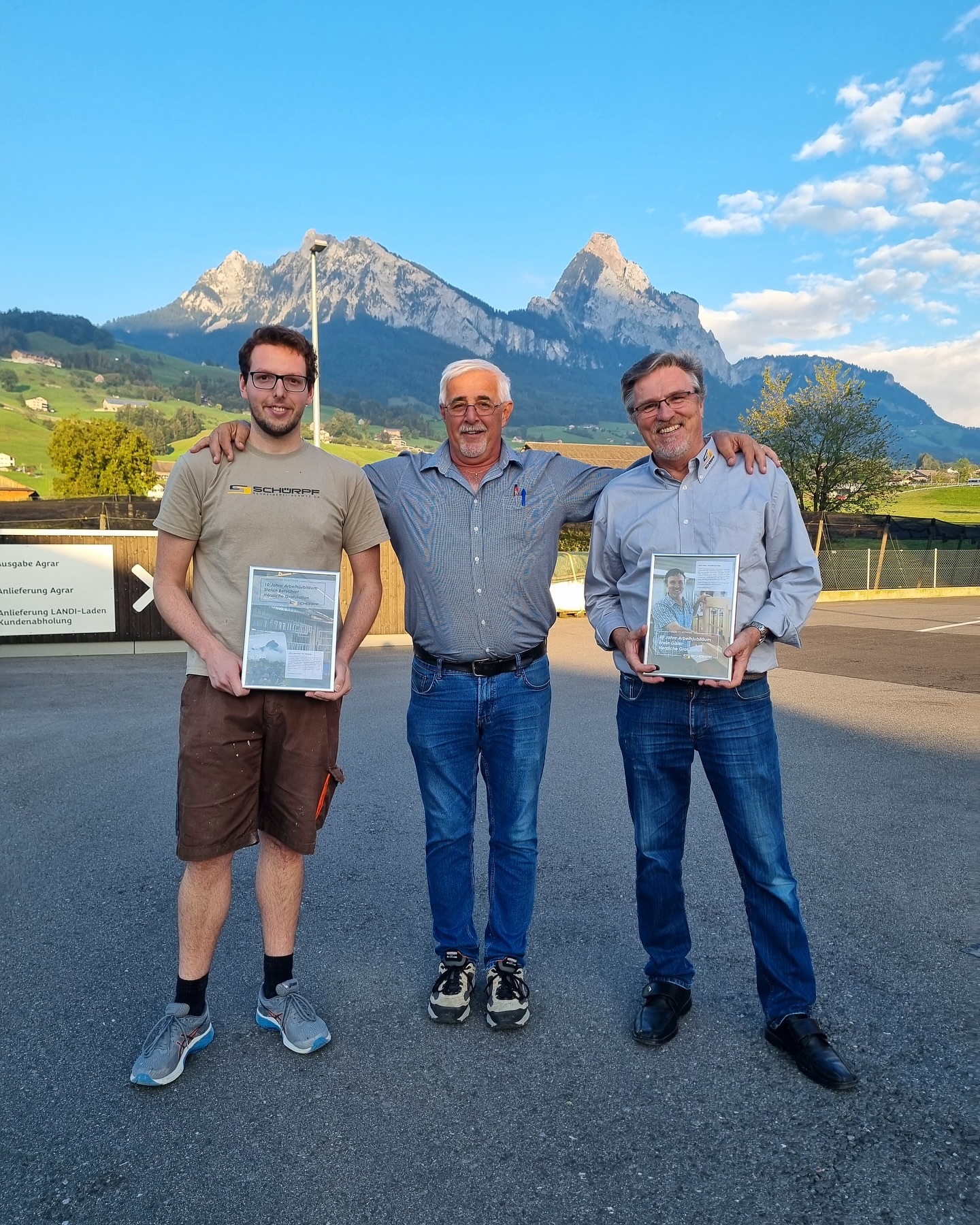 Wir hatten dieses Jahr viele Gründe zum Feiern: zum Beispiel Erwin, der sein 40. Jubiläum bei uns hatte, und Stefan, der seit 10 Jahren bei uns ist. Danke für eure Treue!! Es ist uns eine Ehre euch bei uns zu haben!
#mitarbeiterdesjahres #tollstesteam #stolz #freude #jubiläum #treue #teamgeist #schreinerkollegen #jahresrückblick2024