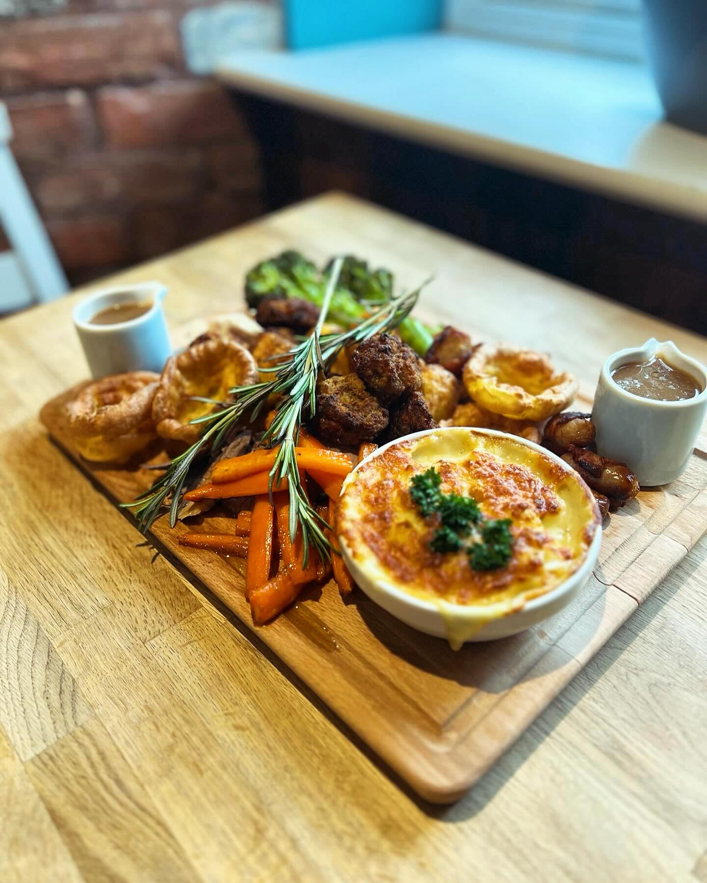 🥳 Enjoy a Bottle of House Wine on us when you book for 4 or more for Roast Sharing Boards Sunday the 19th and 26th!
Served 12-4pm.
Call on 01823 793863.
Or book now through our website!