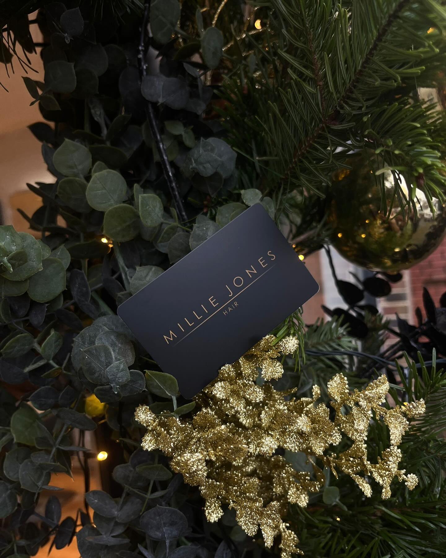 Looking for a last minutes gift idea? 🎅🏼🎄
Give the gift of a fresh look! ✨ Treat someone special to a salon experience with a gift card that speaks VOLUMES💇♀️💖
Call 01428 288110 for enquiry’s now!
#HairGoals #GiftOfGlam #salongiftcard #hairlove #milliejoneshair #salon #fashion #surreysalon #surreyhair #haslemerehair #hairdresser #hair #gift #chrismas #newlook #present #friends #family #instahair #haircare #birthdaypresent