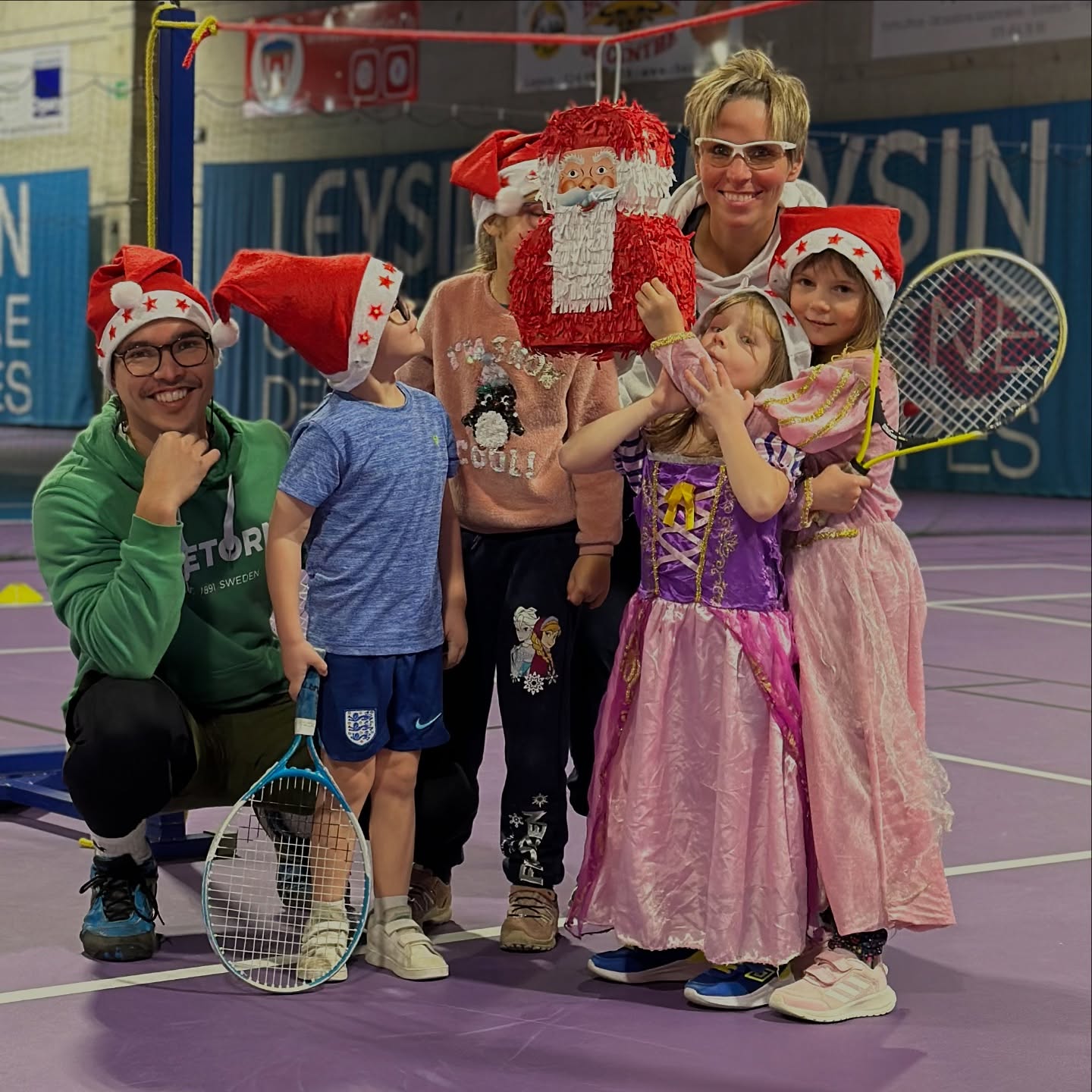 Merry Christmas to those who celebrate, and warm wishes to everyone during this special season of reflection, connection, and kindness. This time of year reminds us to focus on what truly matters: love, compassion, and the power of community. If this season feels tough, know that you’re not alone. Keep the belief and trust that brighter days are ahead. We are grateful for each of you and the light you bring to the PTI family. Wishing you peace, joy, and hope this holiday season and always. ❤️
✨
Joyeux Noël à ceux qui le célèbrent, et nos vœux chaleureux à tous en cette saison spéciale de réflexion, de connexion et de bienveillance. Cette période de l’année nous rappelle ce qui compte vraiment : l’amour, la compassion et la force de la communauté. Si cette saison est difficile pour vous, sachez que vous n’êtes pas seul. Gardez la foi et croyez que des jours meilleurs sont à venir. Nous sommes reconnaissants pour chacun d’entre vous et pour la lumière que vous apportez à la famille PTI. Nous vous souhaitons paix, joie et espoir en cette saison et pour toujours. ❤️