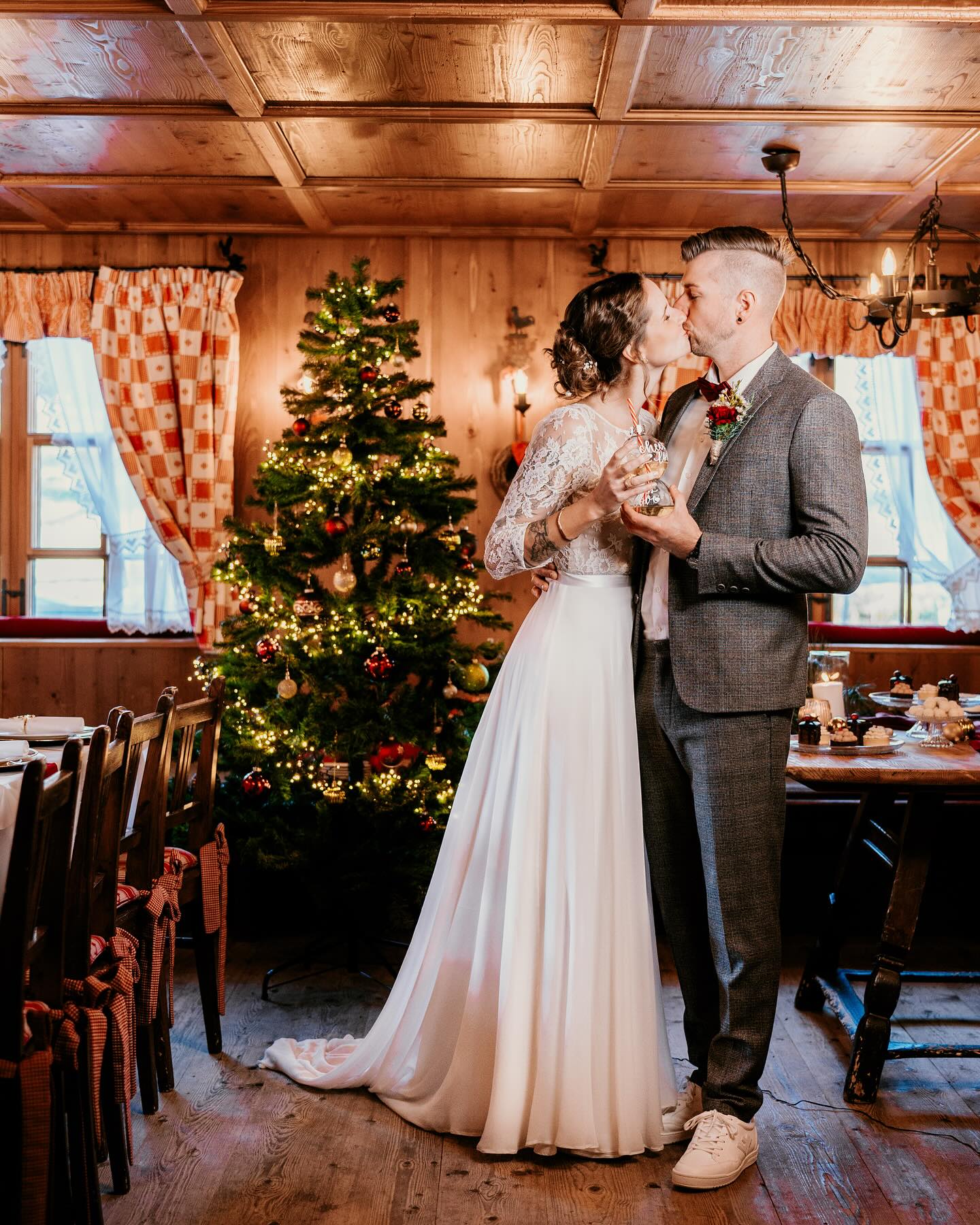 Ich wünsche dir frohe Weihnachten! 🎄
Nicht nur, dass du froh bist tolle Menschen um dich zu haben sondern, dass du dich wirklich geliebt und gesehen fühlst - am richtigen Platz und/oder Ort zu sein, an dem du dich geborgen fühlst.
Ich wünsche dir, dass du mehr auf dich selbst achten kannst, auf dich hörst, was dein Herz froh macht. Das Wissen, dass du gut bist wie du bist. Dass du deinen Mitmenschen mit Respekt und Achtung begegnen kannst, deine eigenen Grenzen kennst und diese auch kommunizieren kannst!
Und vorallem wünsche ich dir Gesundheit, gute Freunde - die zu dir stehen, und so viel Mut, wie du brauchst, um das zu tun, was dich glücklich macht! 🍀🤍
Genießt die Zeit mit euren Liebsten! ✨
& sind wir dankbar, für all die Menschen, die auch während der Feiertage ihren Job ausüben! 🚑🏥🚔🧯etc.
Planung & Konzept: @jevina_weddings
Traurednerin: @liesas_worte_freierednerin
Fotografinnen: @bildfokus_fotografie & @broell_liebe
Videograf: @phil_doerler
Sängerin: @diana.vocals
Stylistin: @jenelle_makeupartist
Floristik: @naturverbunden_altenstadt
Deko: @liebeleih
Hochzeitstorte & Sweets: @jeannie_kessler_torten
Handlettering: @laendle.liebelei
Papeterie: @kreativia.papeterieunddesign
Location: @hotelgoldenerberg
Brautkleid @atelier_feinsein
Schmuck: @goldschmiede.24carat
Brautpaar: @my_dreamliving & @matze_9.0
FROHE WEIHNACHTEN
WEIHNACHTSHOCHZEIT
HOCHZEITSFOTOGRAFIN
LÄNDLE WEDDING
FOTOGRAF