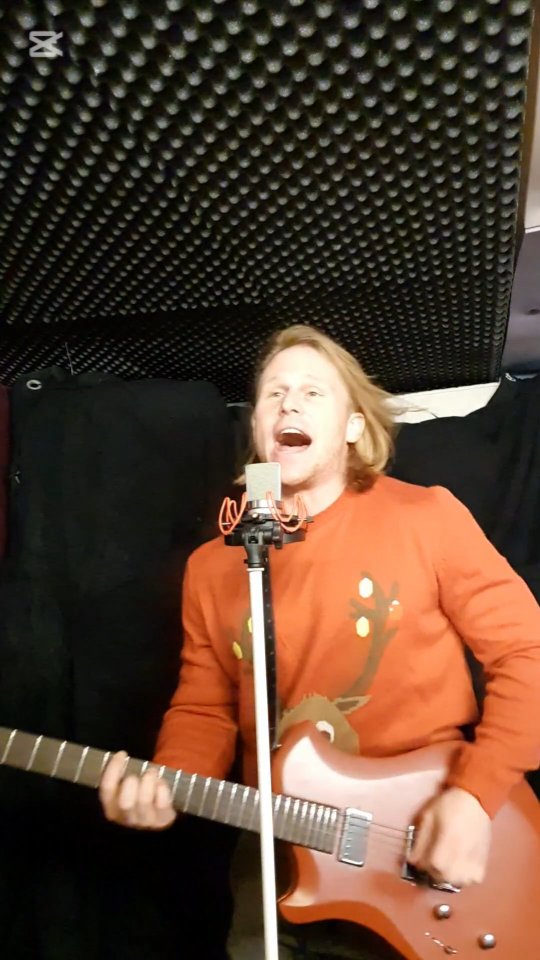 Enjoy your holidays folks 🤩 🎄 and keep on rockin'😉
#alliwantforchristmas
#vocalsandguitar
#mariahcareyrocks
#alliwantforchristmasisyou
#christmas
#christmasrocks
Shout-out to my Tour sponsor 2024 @_naef_ag
Next up:
31.12.24 @bergliglarus
02.01.25 @paulwetzelwisa
👘 sponsored by @tasty_jasty