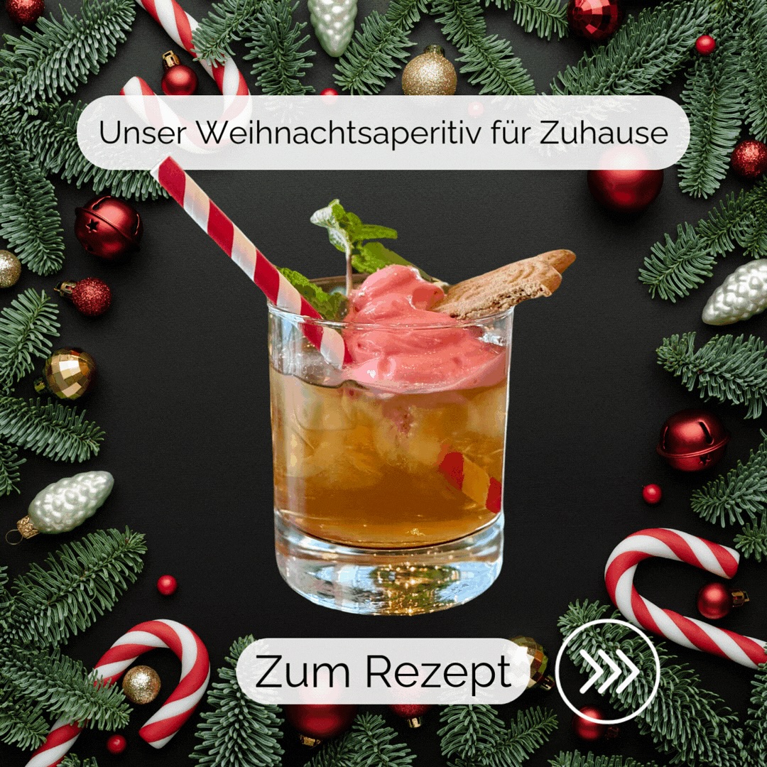 Unser Weihnachtsaperitif für zuhause
Egal ob Bockwurst und Kartoffelsalat oder Gans mit Rotkohl und Klößen, ein guter Aperitif läutet den Weihnachtsabend ideal ein.
Dazu teilen wir gerne unser Rezept für den Bratapfel-Apero.
Und so einfach wirds gemacht:
- Nach Wunsch Eis in das Glas
- Amaretto und Tonic Water zugeben
- Entweder eine Haube selbst gemachten Bratapfelschaum oder aromatisierte Sahne (für zuhause eignet sich z.B. der Sirup von Monin) auflegen
- Einige Spekulatiuskrümel darüber streuen
- Nach Belieben mit Spekulatius, Minze und Goldstaub dekorieren
- Genießen
Das Team PIER 6 wünscht eine schöne Weihnachtszeit und ein genussvolles Fest 🎄