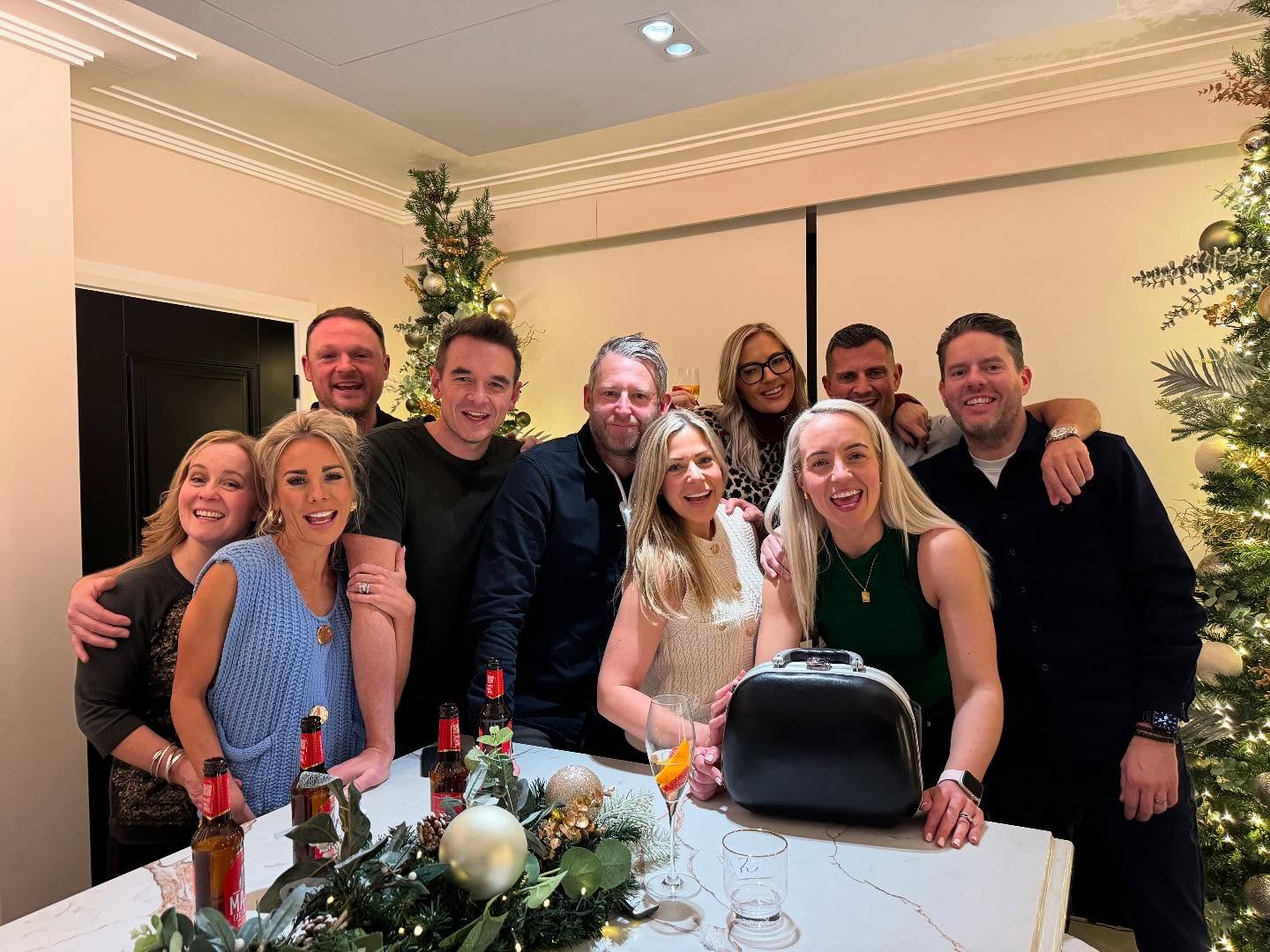 Last night saw me performing at a house party for this lovely group 😍
I was asked along to perform my show for them and they were all so much fun, everyone got involved and honestly made my night ❤️
I absolutely love performing at these types of events, it means so much to me that people invite me into their lovely homes and trust me to entertain their family and friends 😘