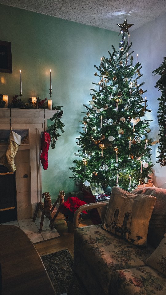 Thought it might be fun to share a few of the decorations around the house. I love how the house is all light up for Christmas.It is such a beautiful time of the year, even if there is no snow đ€Łđâ„ïž
.
.
#julljus #jultid #christmaslightseverywhere #slowandsimpledays
