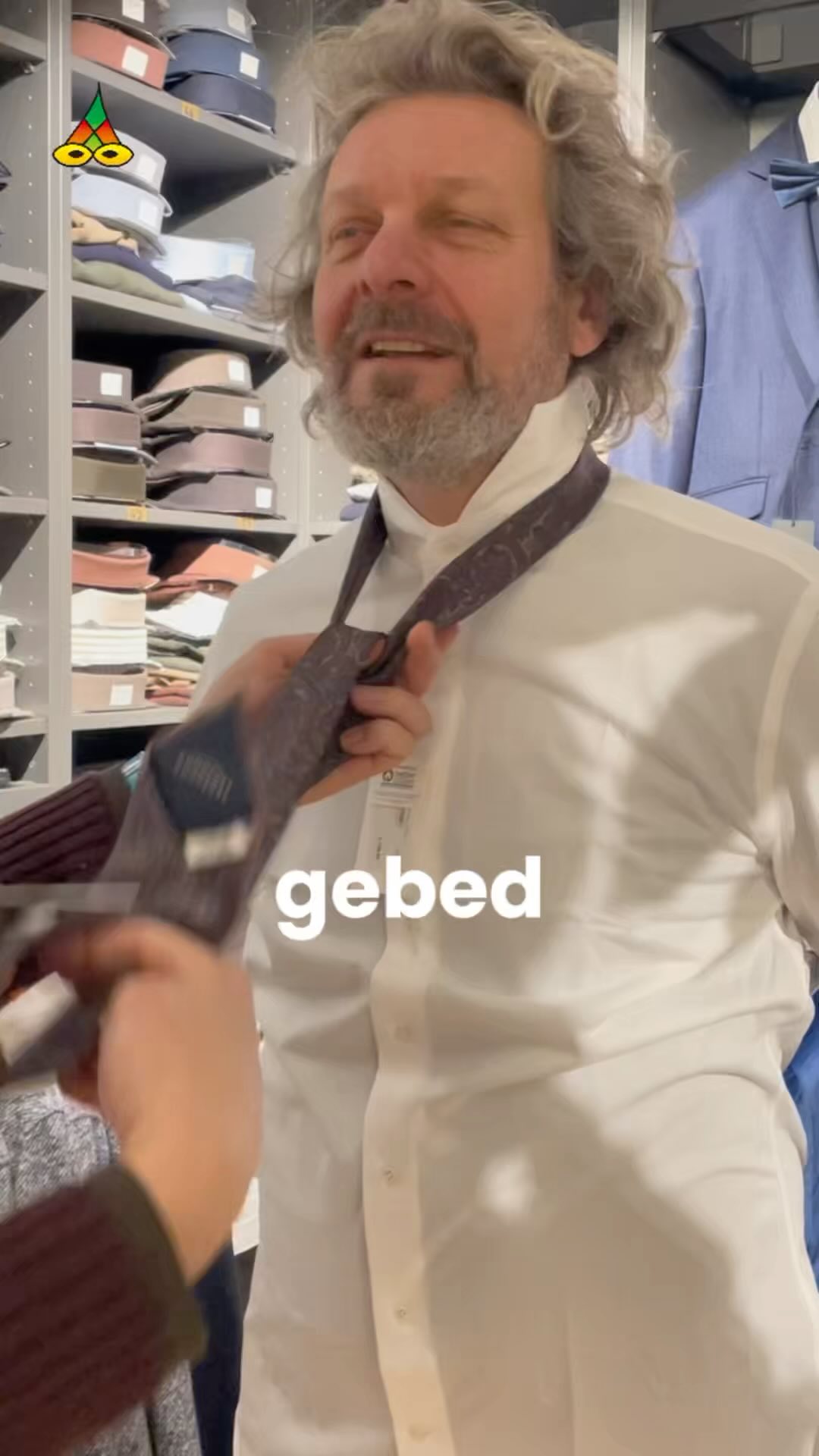 Nummer 75: Gebed (voor Ruben)
In de naam van de
Gever, de ontvanger en
De leverancier,
Met dit kerstgeschenk
Verdeelt het rendement zich
Over drie partijen.
Deze verbinding
Vervult me zacht en laat me
Bankieren als mens
Amen
#Dichter van #Nederland & #Vlaanderen #voorjou over #delen #ubuntu #kerstgedachte #kerst #familie #gipsy #christmas#tatamirando en #liefde voor #muziek #instapoezie
Dit is een ‘Hou de zonzijde’ Productie
Tekst & geluid: Maurice Jonkers
Videografie & eindredactie: @studio.hilma @drawings_dontmakesense