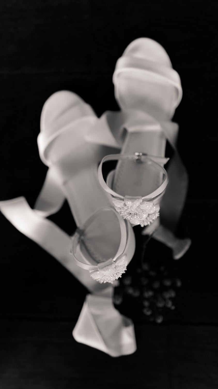 Capturing moments - Jahresrückblick 2024 . . Und wieder ist ein Jahr um. Ein Jahr voller wundervoller Momente, die ich für Euch mit meiner Kamera einfangen durfte. Und es war mittlerweile das zehnte Jahr der Hochzeitsfotografie!
Angefangen habe ich vor zehn Jahren, damals noch parallel zu meinem Bürojob nach dem Studium, als PM in einer Agentur. Irgendwann war mir aber klar, ich wollte die Exceltabelle lieber gegen Lightroom, den Bürostuhl gegen Hektik, die Kauffrau gegen einen Handwerksberuf und mein sicher strukturiertes Leben gegen eine selbstbestimmte und kreative Selbständigkeit tauschen.
Und warum? Weil mich das Büro nie berührt, nie erfüllt hat.
Ich liebe das Klickgeräusch, meine Kamera, ich liebe Hochzeiten, meinen Job hinter der Kamera und ich wünsche mir sehr, dass ich ihn noch viele Jahre ausführen kann. Dass ich immer wieder neue Menschen treffe, deren Liebesgeschichte ich in Bildern schreiben kann.
Und obwohl ich nicht mehr so aufgeregt bin, wie am Anfang, einen „wichtigen Moment“ zu verpassen, bin ich auch nach zehn Jahren noch mit sehr viel Leidenschaft für Euch, meine Brautpaare unterwegs. Und wer mich jemals auf einer Hochzeit erlebt hat, der kann das bezeugen.
Ich bleibe auch nach zehn Jahren der Hochzeitsfotografie nicht stehen, besuche regelmäßig Workshops, lerne Neues, tauche in neue Fotografiefelder ein, tausche mich gern mit anderen Fotografen aus, versuche dem technologischen Fortschritt zu begegnen. Und im Rahmen meines kleinen Imperiums, mache ich alles selbst, von der Webseite, SEO, Bildbearbeitung, alles was zur Führung eines kleinen, selbständigen Unternehmens gehört.
Danke, dass ich Eure Momente in 2024 einfangen durfte.
Ich freue mich auf meine Brautpaare in 2025! #hochzeitsfotos #hochzeitsfotosköln #hochzeit2025 #brautpaar2025 #hochzeitsreportage #hochzeitsteportageköln #weddingphotography #hochzeitsfotografie #jahresrückblick #ichliebemeinenjob #hochzeitsfotografienrw #danke #momente #hochzeitsmomente #fotografinköln