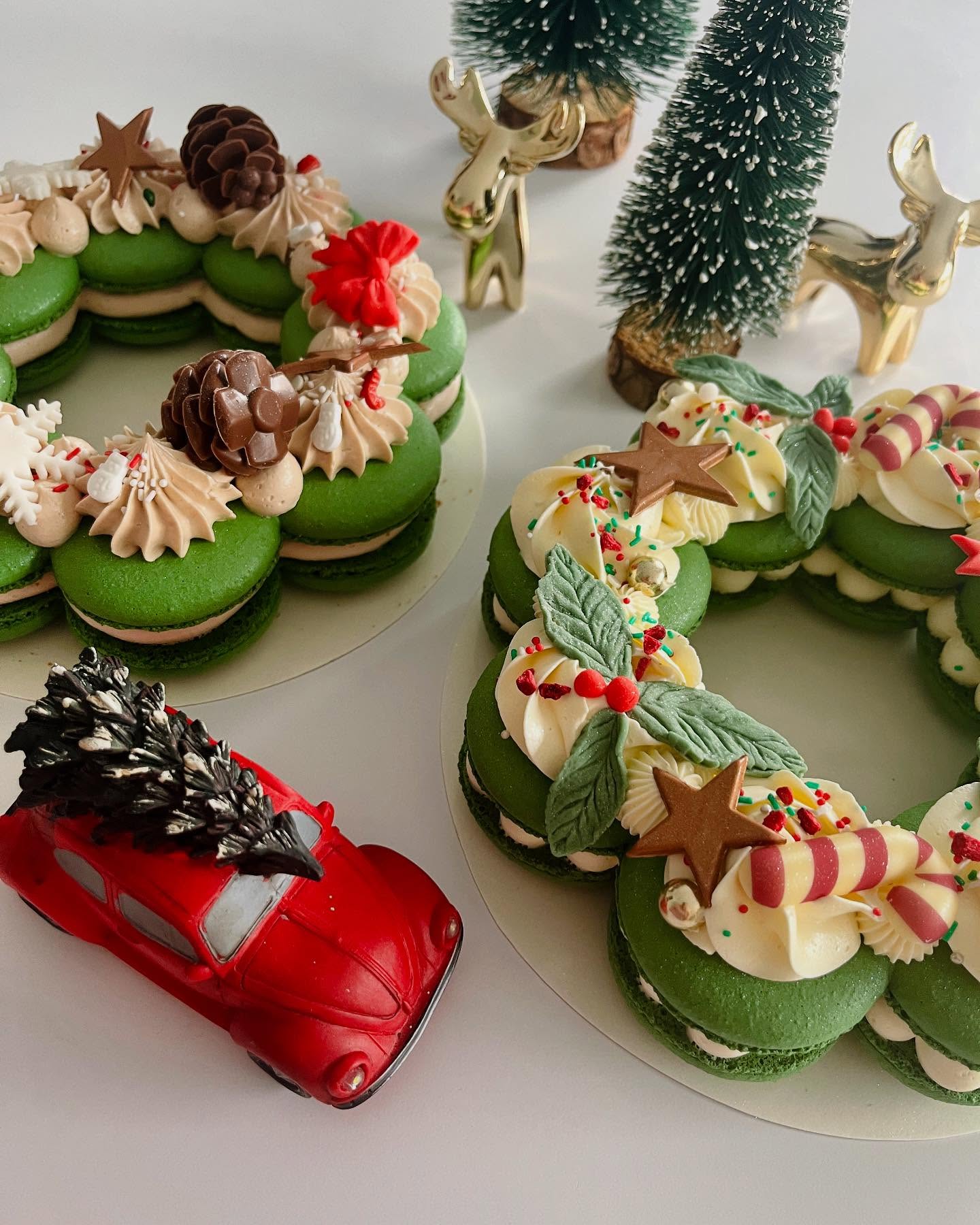 Aftellen geblazen! Nog 2 dagen en dan is het al kerstavond. Heel wat mensen zullen de avond afsluiten met een heerlijk macarondessert! 😋
#macaronwreath #macaronkrans #macarontaart #kerstmacarons #christmaswreathmacarons #christmasmacarons #kerstdessert #zozoet #zozoetmacarons #macaronsoostende