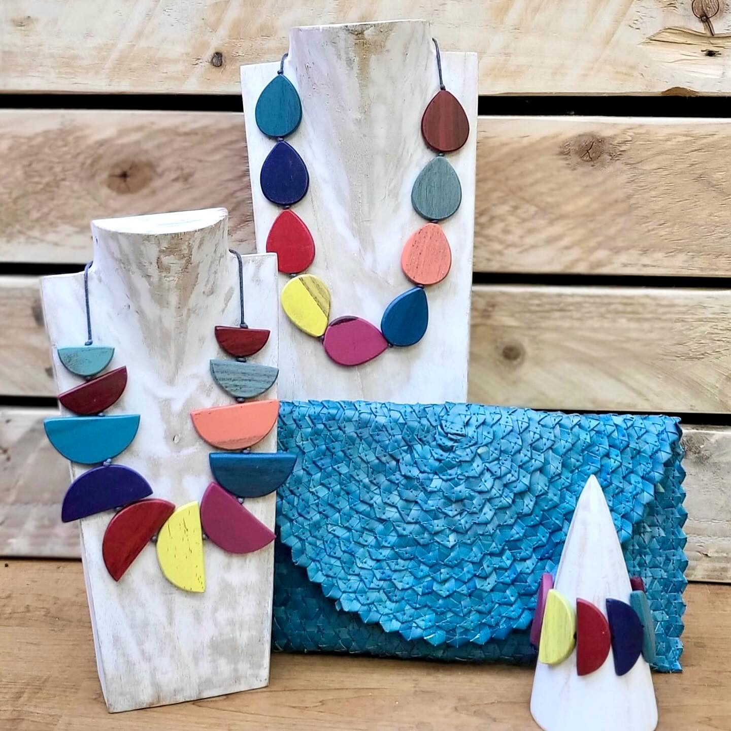 Last-minute gift guide - part 2 💝 Not long to go now!😬
Here are a few more ideas for those of you looking for inspiration 🤔 - and there are loads more great gift ideas in our pop up shop!
But time is running out - tomorrow (Saturday) will be the last day to visit the shop before Christmas, and your final chance to grab those gifts and stocking fillers…
There is also a Record Fair happening in the Buttermarket tomorrow, right outside the shop! 🎶
Open Saturday 10-4