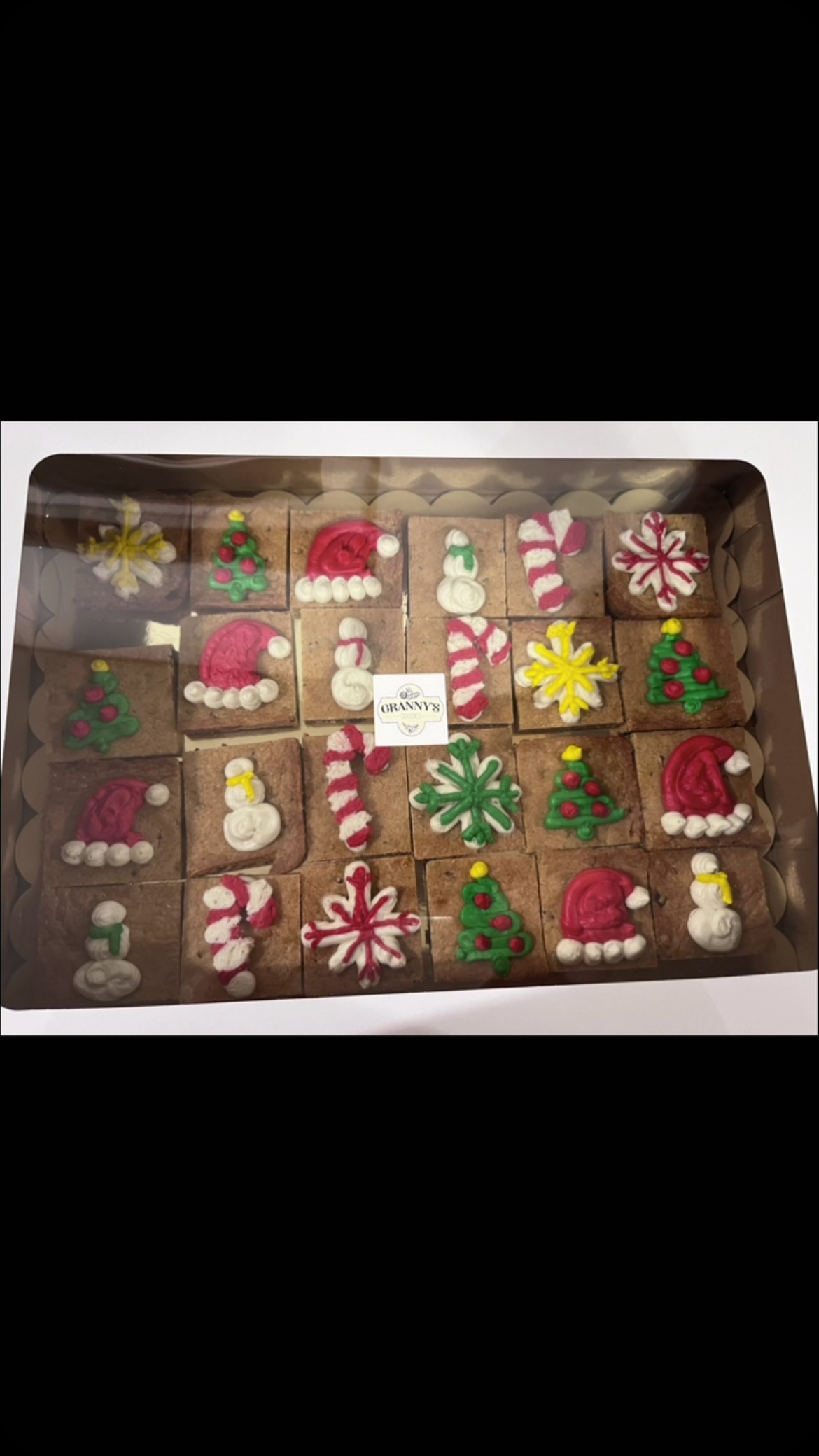 Christmas chocolate chip cookie bars! #christmascookies #cookiebars #grannysgoodiesbakery