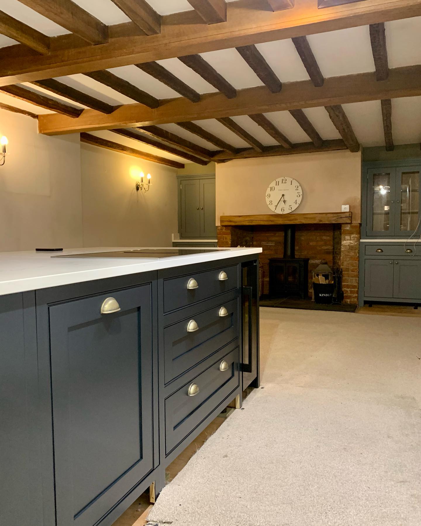 And we finish 2024 like we started it, with another @handmadekitchenschristchurch kitchen, completed on schedule ready for Xmas.
The very clever design for this room has capitalised on every single available space, offering a lot of storage and a very functional cooking station.
It may not have the usual Xmas colours all over it but we love that combination of F&B ‘De Nîmes’ and ‘Railings’.
The floor will have by now received the most exquisite slabs allowing the plinths to be fitted back.
@winslowinteriorfinishes @handmadekitchenschristchurch #traditionalhandpainting #bespokecarpentry #bespokecabinetry #bespokeislands #bespokekitchens #kitchendesign #kitchenrenovation #bespokekitchendesign #handmadekitchens #shakercabinets #shakerkitchens #kitchenofinsta #kitcheninspiration #wickham