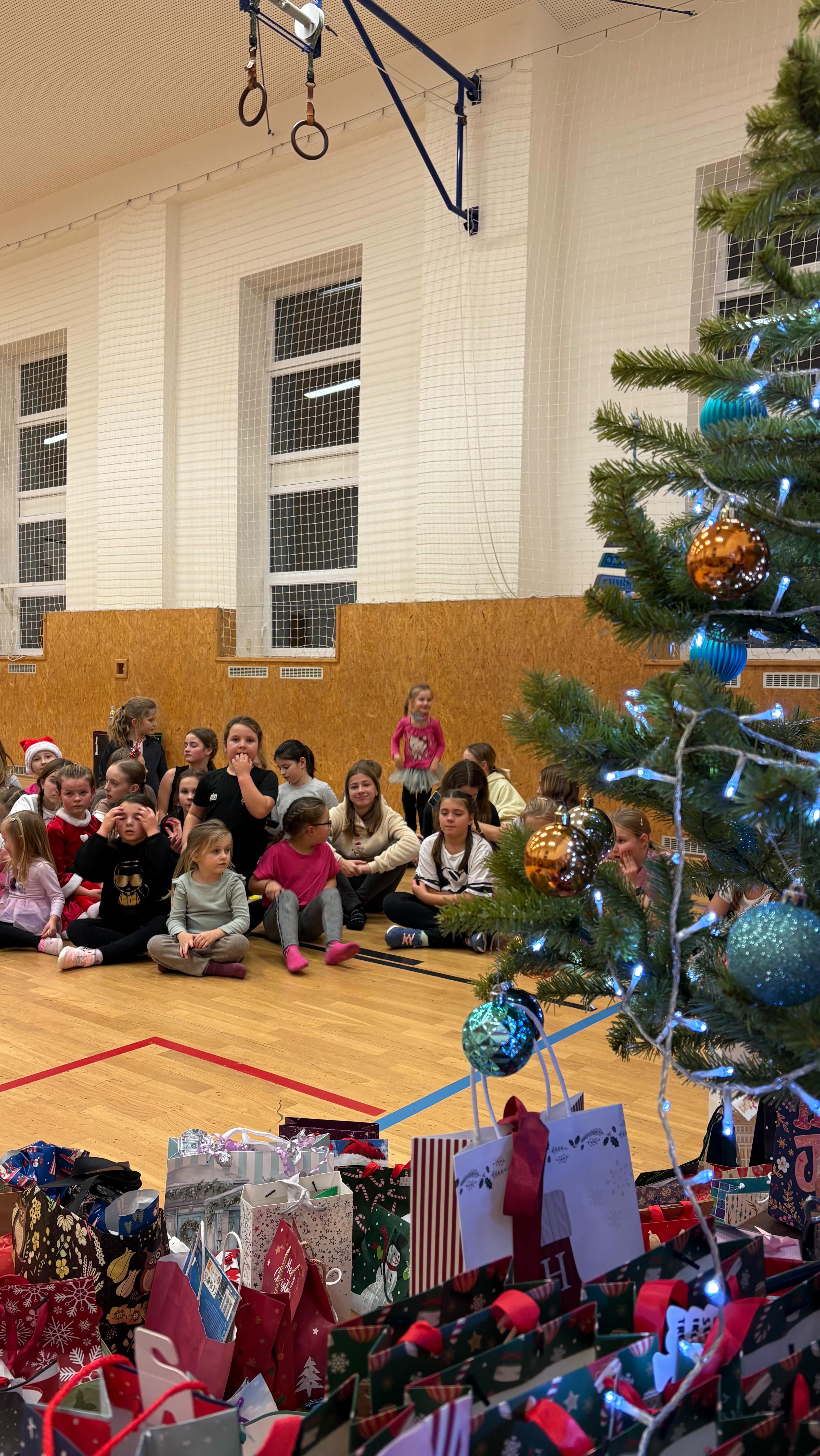 Vánoční přespávačka 2024🎄🎁
Kouzelný zážitek, přišel Ježíšek a byl i řízeček s diskotékou✨. Všechny jste byly úžasné 🤩
#akademiesportuliberec #jednavelkáparta #párty