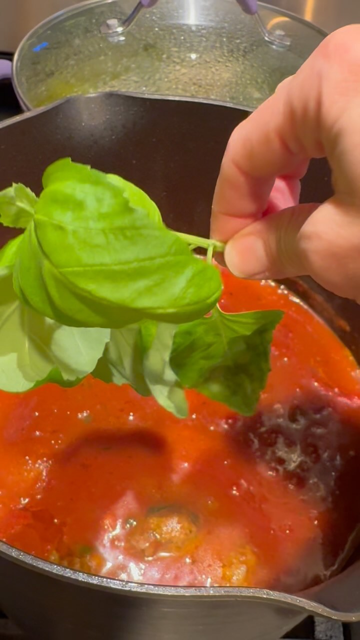 Elevate a homemade sauce with fresh basil straight from the Tower Garden. 🌿
From tower to table, our vertical gardens deliver flavor and freshness all year round. 🍝
We wish you could smell this!
#SustainableLiving #FarmToTable #TowerGarden #FreshFlavors #plantup #growingwithplantup #towertotable