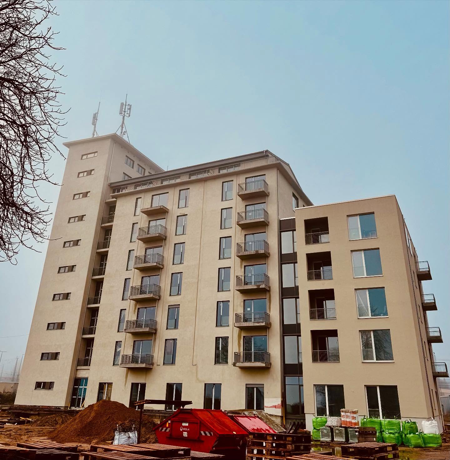 Am Wochenende sind wir gemeinsam mit unseren Kunden am Kornspeicher „Mühlenquartier“ am Schweriner See gewesen. Die Sanierung der knapp 50 Loft 🏭Wohnungen befindet sich in der finalen Phase.
Wir hoffen🍀, dass alles klappt und die Wohnungen im März an die neuen Eigentümer und dann direkt an die Mieter übergeben werden.
#loft
#royal #historisch
#schönerwohnen
#sanierenstattneubauen
#steuernsparen
#afa #herrschaftlich
#denkmalschutz #immobilieninvestment #immobilien #loft #werteerhalten #steuernoptimieren #vorsorge #steuern #denkmal #denkmalimmobilie #denkmalindeutschland #denkmalschutz #schwerinersee #haus #investment #kapitalanlage #geldanlage #altehäuser #Baustelle #ausaltmachneu #sanierung