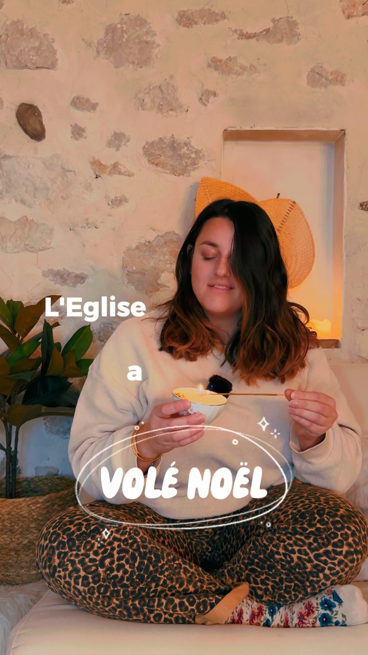 Joyeux Noël mais surtout, joyeux Yule en ce 21 décembre !
Remettons du sacré dans ces fêtes, où l’intention était avant tout de célébrer la vie, l’espoir des beaux jours revenants, et la foi de pouvoir compter sur nos proches et l’Univers pour guider nos pas dans la noirceur de l’hiver.