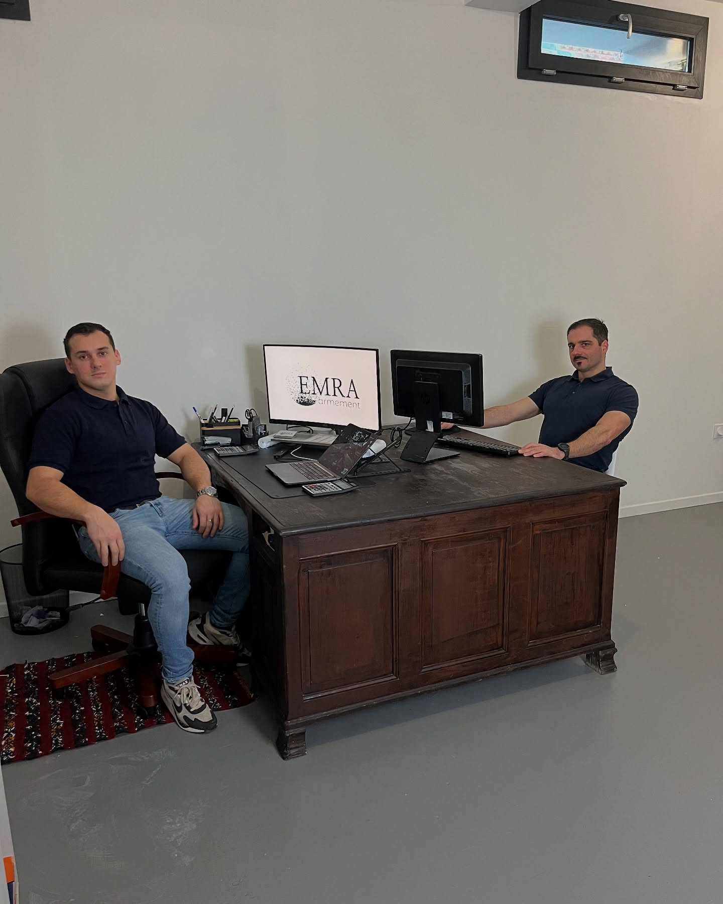 🎯 Et si vous deviez deviner… Qui porte le polo anti-lame ?
Chez @emra_armement , nous innovons chaque jour pour concevoir des textiles capables de protéger ce qui compte le plus : votre sécurité.
Sur cette photo, l’un de nous deux porte un polo anti-couteau de notre gamme. Mais sa discrétion est telle que le choix n’est pas si évident, n’est-ce pas ?
💡 Protégez-vous sans compromis sur le style et le confort.
✅ Conçus pour les professionnels, les agents de sécurité et bien plus encore.