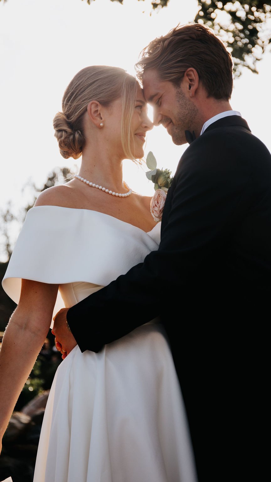 2024 du var fantastisk ✨ Året då aktiebolag äntligen bildades, efter mer än tio år i branschen som bröllopsfotograf. Tack till er brudpar som anlitade mig. Tack för ert förtroende och fina bröllopsfester jag fått vara med på. Tack till er som följer mig som orkar likea eller skriva fina kommentarer, ni ska veta vad det värmer, varje gång.
Nu andas jag ut 2024, blickar bakåt tacksamt och ser framåt med en härlig känsla i kroppen. Längtar efter att möta er alla nya brudpar i vår 🤍