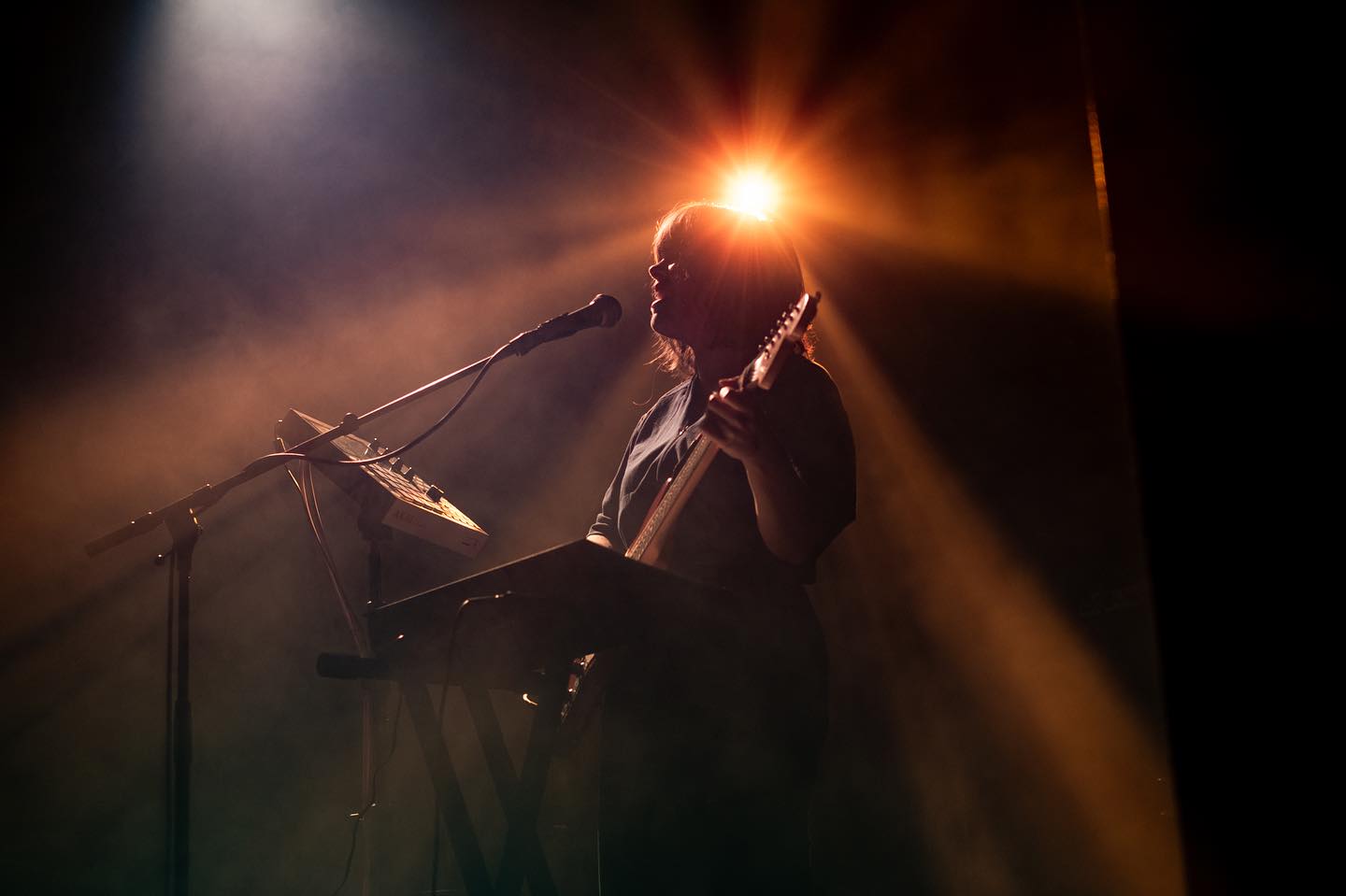 Zozozo… het is alweer over de helft van januari.
Je zou bijna vergeten dat dit account eigenlijk voor mijn foto’s zijn…
Dit jaar ben ik rustig gestart (eigenlijk is alle chaos en hysterie aan de orde maar daar hebben we het niet over 😂😜) maar het wordt ondertussen wel weer tijd on die camera weer uit die tas te halen…
Volgende week mag ik weer op stap voor @3voor12limburg en heel veel zin in!
2025 start met een bezoek aan de @muziekgieterij.nl en mag ik rondhuppelen bij ZERO FOR THREE…
Heel tof concept waar je maandelijks gratis naar toe kan gaan, om zo nieuwe bands te ontdekken..
Drie bands, voor gratis, 1 avond… lijkt me fantastisch ❤️❤️❤️
📸 @sofi.tofi.lofi