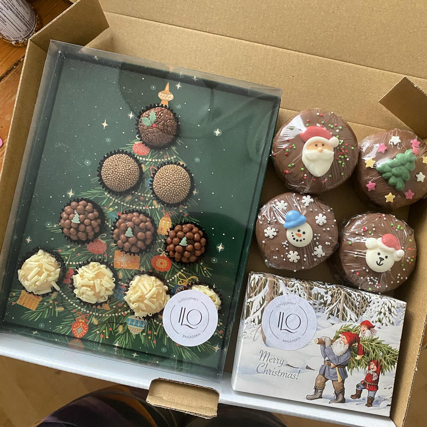 This is what a box filled with sheer joy looks like! 🤩 I absolutely love to see the little combos you guys create with our Christmas brigs! ❤️🎄This one in particular already arrived to its destination, now if you’d like to make a similar one for yourself, don’t let the opportunity pass by and come over to @tallipiha this Saturday! We will be there from 10 til 19 with all of these and more! Tervetuloaaaaa! 😁🎄
.
.
.
.
.
#ilogourmet #rakastanbrigadeiroa #ilolahjaksi #jouluiloa