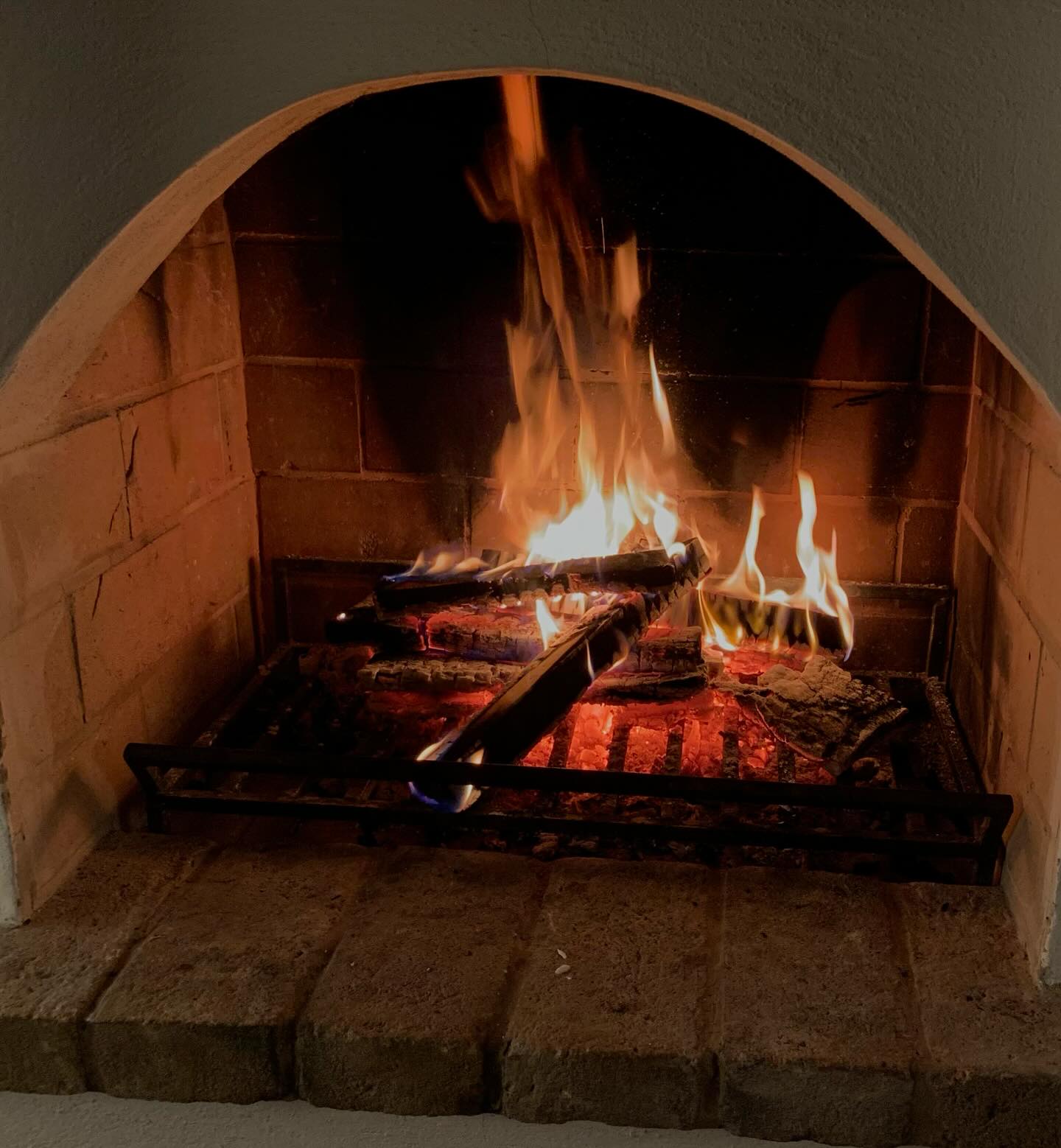 Slow moments, warm flames 🧡
Cozy up by the fire – bookings open daily. •⠀⠀⠀⠀⠀⠀⠀⠀⠀
•
•
•⠀⠀⠀⠀⠀⠀⠀⠀
#italy #italien #christmas #buonnatale #piemonte #fireplace #castellodivaglio #xmas #holiday