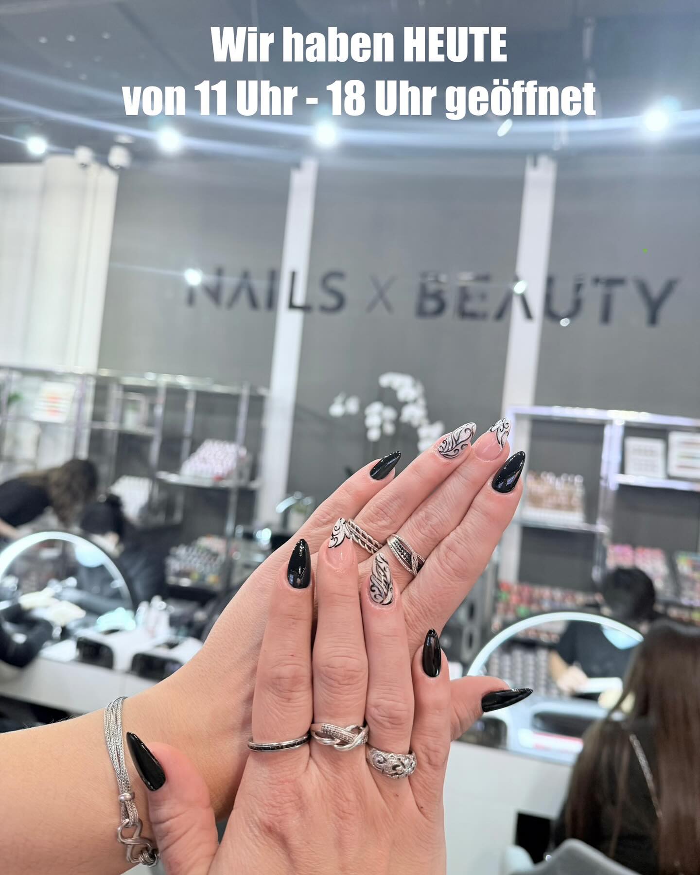 Buchen Sie schnell einen Termin 🎄✨
Heutige Sonntagsöffnungszeiten: 11-18 Uhr
