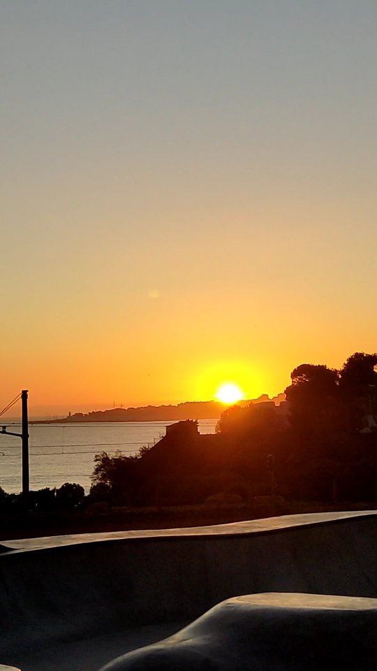 🎉✨ Que o novo ano traga muitas conquistas, alegrias e momentos incríveis sobre o skate! Que cada manobra seja uma nova experiência e que a amizade e o respeito continuem a nos unir. Feliz 2025 a todos! 🛹❤️