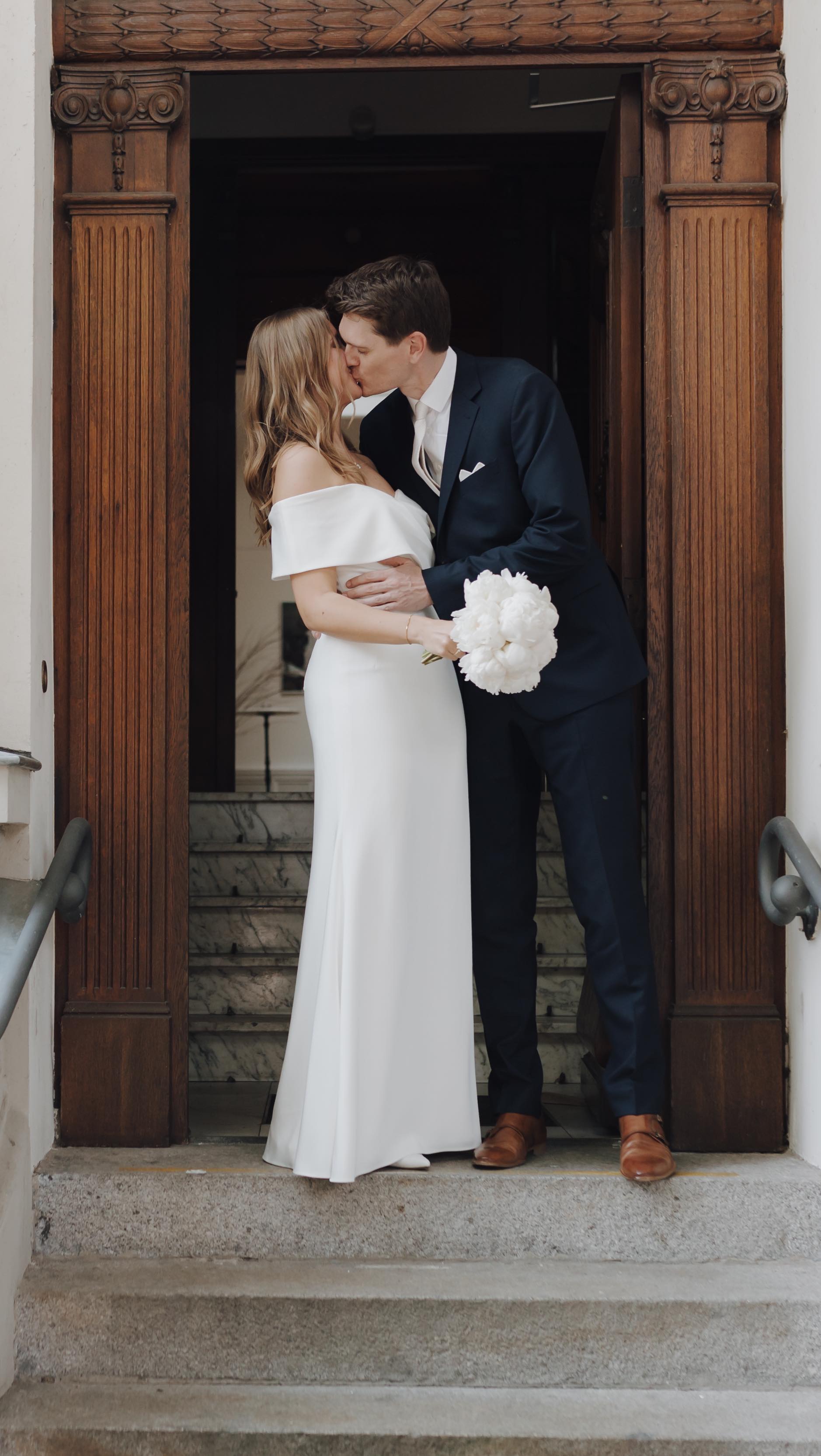 DANKE 2024 🤍 Danke für all diese wundervollen Hochzeiten und Meilensteine - die ich dieses Jahr begleiten durfte. Wenn ihr auch auf der Suche nach einer Hochzeitsfotografin seid, meldet euch gerne bei mir. Aktuell gibt es noch ein paar freie Termine für 2025/2026.
Ich freue mich auf euch.