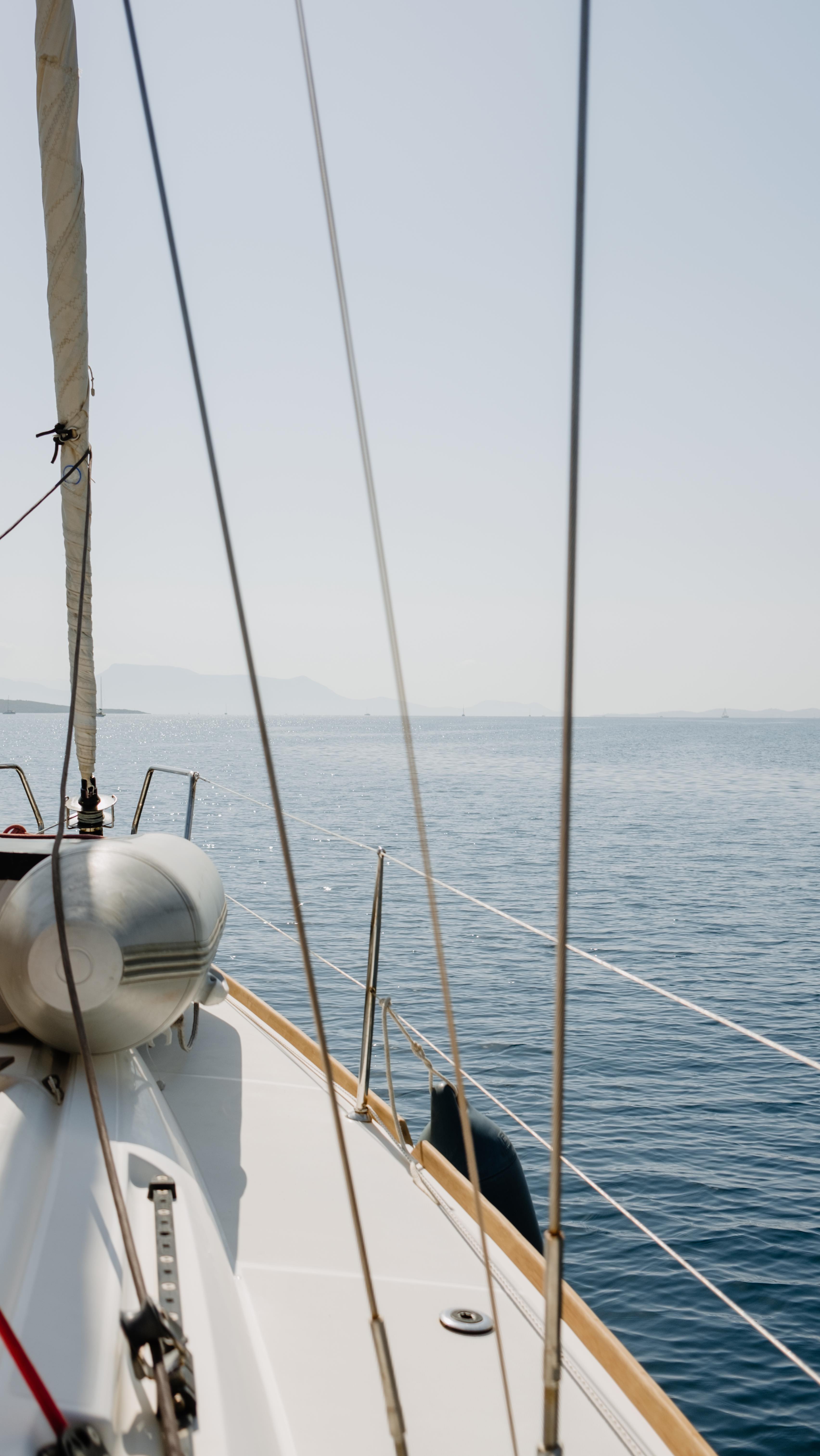 Ein Jahr voller Abenteuer, Reisen, Sonnenuntergängen, guter Musik, Zeit mit meinen Herzensmenschen und einem sehr vollen Kalender mit Glücksgefühlen geht zu Ende. Dieses Jahr war eins der herausforderndsten und schönsten in meinem Leben. Gerade in der Selbstständigkeit war es die ersten Jahre und auch heute noch schwer für mich bewusster Urlaub oder Pausen einzuplanen und zu blocken. Oft lief ich auf Zahnfleisch, dabei ist es so wichtig und so unfassbar schön. Seit zwei Jahren mache ich mitten in der Hochsaison kleine Auszeiten und starte mit doppelter Power weiter durch.
Vor lauter Leben anderer (auch auf Social Media) dürfen wir nicht vergessen, auch unser eigenes aktiv zu leben. Eines der größten Learnings in meiner Selbstständigkeit und ein absolutes Privileg, dass ich dieses Jahr so viele schöne Momente erleben durfte.
Heute ist Heiligabend und ich wollte einfach mal Danke sagen. Danke für all euren Support und diese wunderschönen Jahre, die ich bisher erleben durfte.
Ich freue mich schon riesig auf 2025 und all eure kommenden Meilensteine und Geschichten.