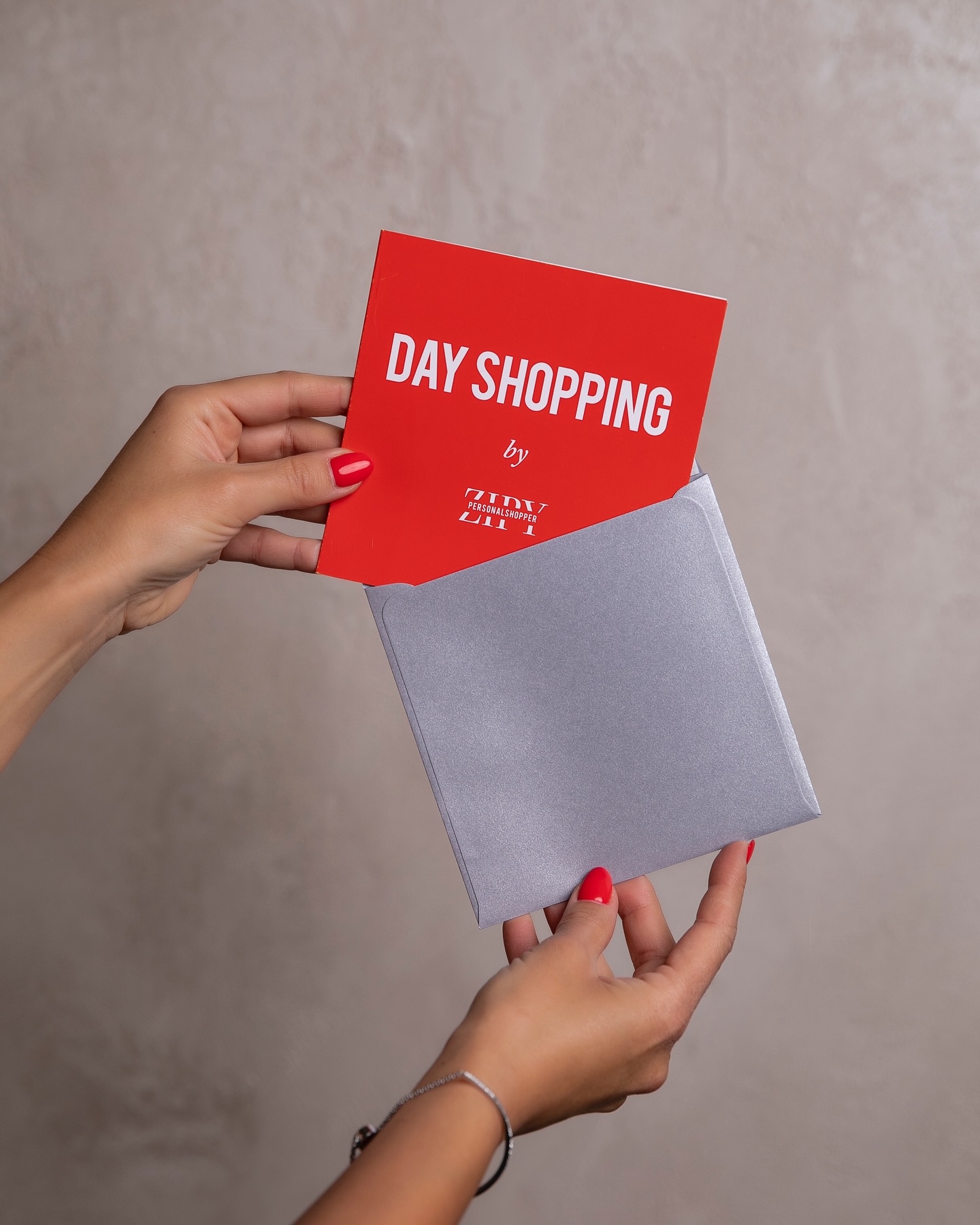 🎁🎄Stylistszolgáltatás ajándékba? Hétfőig még tudtok ajándékkártyát rendelni személyes átvétellel. Rendelés: zipy@personalshopper.hu. Link a bioban.
👗 közös vásárlás
👗 gardróbrendezés
👗 otthoni ruhavásárlás
👗 átváltoztatjuk
🎁🎄#stylist #personalshopper #wardrobestylist #fashionstylist #closetorganiser #sajátvállalkozás #reklám #ajándékkártya #karácsonyiajándék