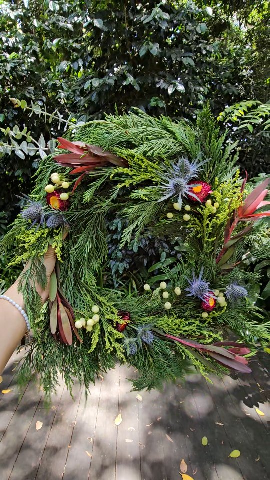 Christmas Wreaths ready for their new home. 🎄🌞🫶🏼
A beautiful combo of native and traditional flowers/foliage.
These are fresh to dry Wreaths, meaning you get to experience their beauty in fresh and dry conditions.