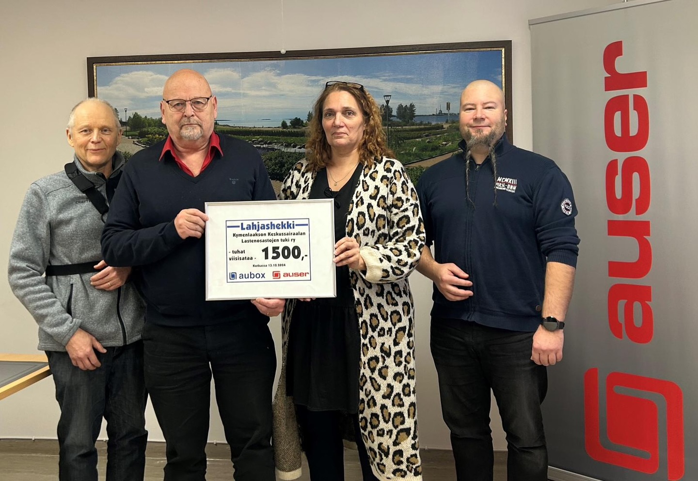 Auser Oy ja Aubox Oy ovat pitkäaikaisia tukijoitamme, ja tänäkin vuonna he halusivat tehdä hyvää lahjoittamalla joululahjarahansa yhdistyksellemme. Arvostamme lahjoitustanne suuresti ❤️
Tänä vuonna lahjoitus käytetään vastasyntyneiden peruselintoimintoja mittaavan siirrettävän monitoimimittarin hankintaan.
Mittarin avulla mittaukset ovat mahdollista tehdä jatkossa oman potilashuoneen rauhassa, siirtämättä vastasyntynyttä erilliseen hoitohuoneeseen.
Mittari helpottaa mittaustilannetta ja vähentää vastasyntyneen kokemaa puristusta raajassa.
Monitoimimittarin avulla tiedot siirtyvät suoraan järjestelmään, mikä lisää luotettavuutta.
Iso kiitos lahjoituksesta ja hyvää joulun aikaa teille kaikille ❤✨❤
Kuvassa lahjoittajina Harri Horto Aubox Oy:ltä ja Ami Kumpulainen Auser Oy:ltä. Kymenlaakson keskussairaalan lastenosastojen tuki ry:n puolesta lahjoituksen vastaanottivat Ari-Pekka Klami ja Päivi Pirtilä.