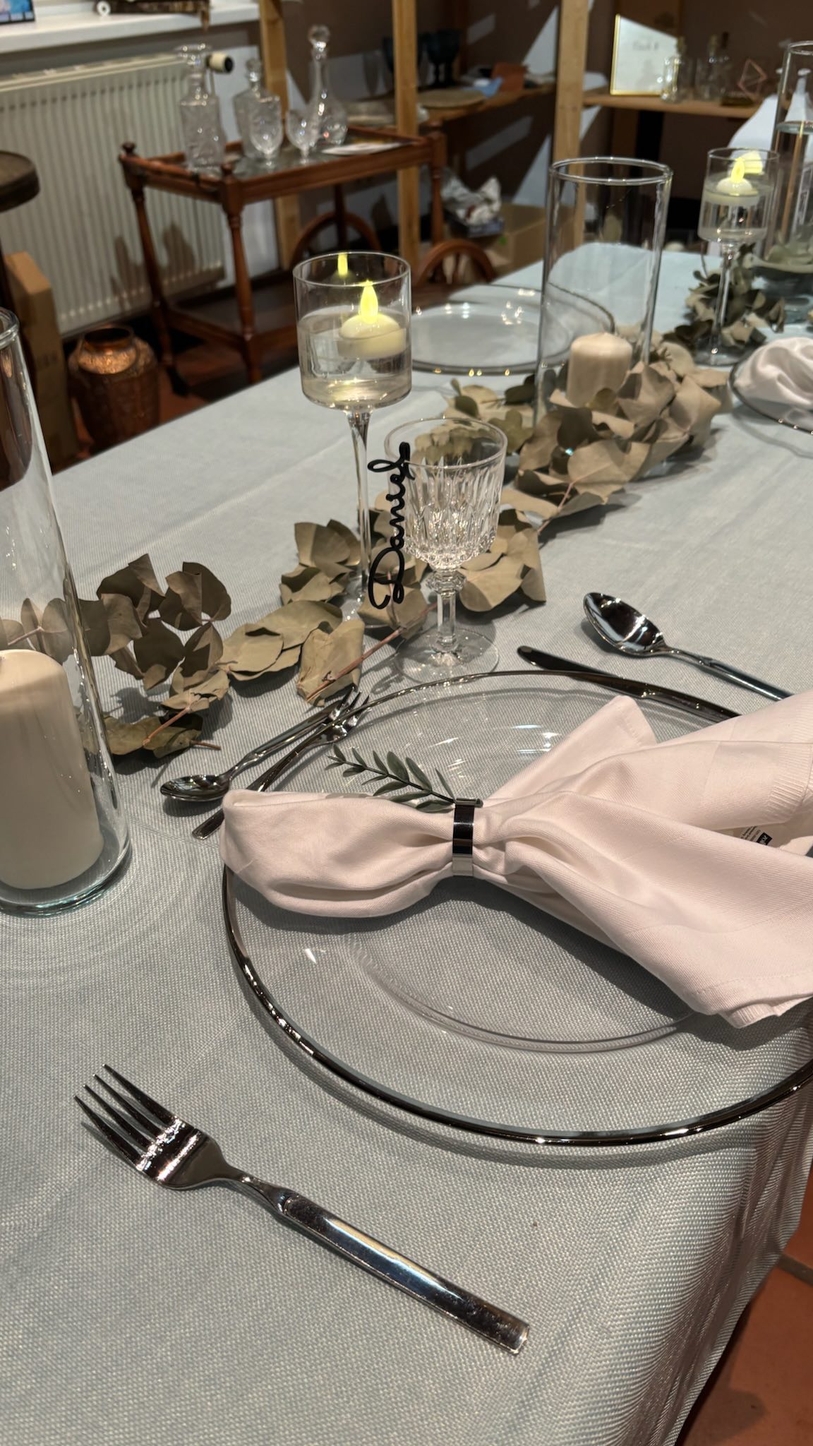 Ein schöner Meilenstein während der Hochzeitsplanung: Der Probetermin beim Dekorateur ✨
Zusammen mit einem unserer gemeinsamen Brautpaare durften wir bei @dekomant nach der Vorlage des individuellen Moodboards einen Probetisch für eine wunderschöne Juni Hochzeit decken 🤍
Wir lieben das Ergebnis und können es nicht erwarten, das Ambiente in der Location am Hochzeitstag zu sehen 🌿