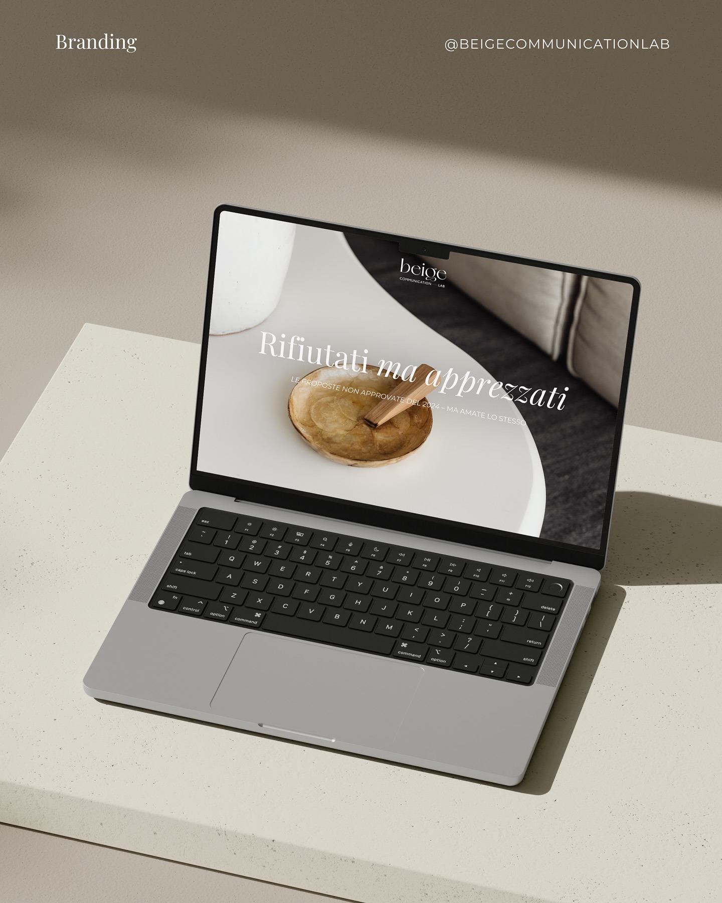Il nostro #2024Recap si compone di innumerevoli progetti meravigliosi, tanti nuovi incontri, sfide ed emozioni.
Dietro a tutti i progetti che abbiamo raccontato qui per un intero anno, si nascondono però tante altre proposte: non approvate, ma amate lo stesso! 🥂
E chi siamo noi per non raccontarle, dando loro lo spazio che si meritano? Scorri il post per scoprire alcuni progetti creativi inediti firmati Beige Communication 📲
_____
Design @beigecommunicationlab
Mockups @moyo.studio — @octobernovember.studio
#beigecommunicationlab #communicationdesign #branding #gestionesocial #visualbranding #brandyourbusiness #shooting #webdesign