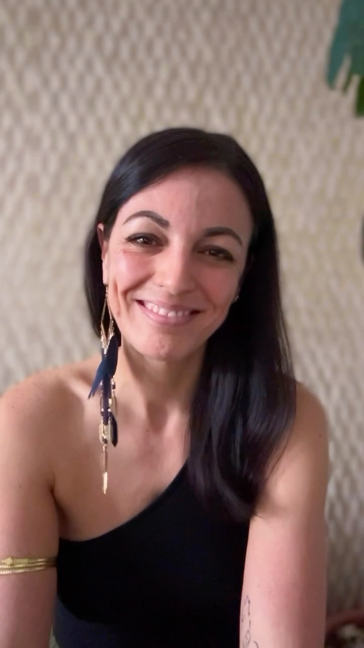 Auf dem Profil der Lieben @herzensfrische
„Zog“ ich gestern wieder eine Krafttierkarte. Das ist ein schönes Ritual und ich danke dir, dass du das jeden Sonntag für die Woche machst🙏🌸
Ich zog den Elefanten🐘, der mir den Impuls gab, loszugehen und mich zu zeigen, sichtbar zu sein, mit was mich eben ausmacht.
Nun ja, vllt glaubt man es nicht, aber immer wieder so ein Thema für mich, springt da doch auch der Glaubenssatz an: das dies zu viel sei und viel zu eingebildet rüberkommen könnte, wenn ich soviel von mir zeige, oder spreche. Diesen Gedanken kenn ich ganz gut. Und auch die vielen Gedanken ob ich nun dieses oder jenes poste, oder es (wiedermal) zu viel sei.
➡️Aber, man muss Schritte in Richtung seiner Träume setzten und auch Richtung Selbst, das auch die Impulse der Karte und was soll ich sagen, ich hab es immer schon geliebt, auf der Bühne zu stehen, egal auf welcher #showgirl
So, here we are, schöne Weihachten euch allen auf diesem Wege, mit Video, einmal zu viel vielleicht, zu viel Ohrring, zu viel Dialekt, zu viel merry christmas, zu viel Unsinn und In die Kamera lächeln, freie Schulter und zurecht gemacht sein, vllt für manche zu viel authentisches Ich #thisisimportanttome denn genau so bin ich.
Und es freut mich, wenn du meine Texte hier unter den Beiträgen immer zu Ende liest- auch eine Form der Wertschätzung!
Social Media Pause über die Feiertage- alles Liebe euch ❤️❤️❤️
#authentizität #auseinemtanz #beyou #merrychristmas #krafttier #shine #loveyourself #thankyou #wertschätzung #elefant #christmas2024 #showyourself