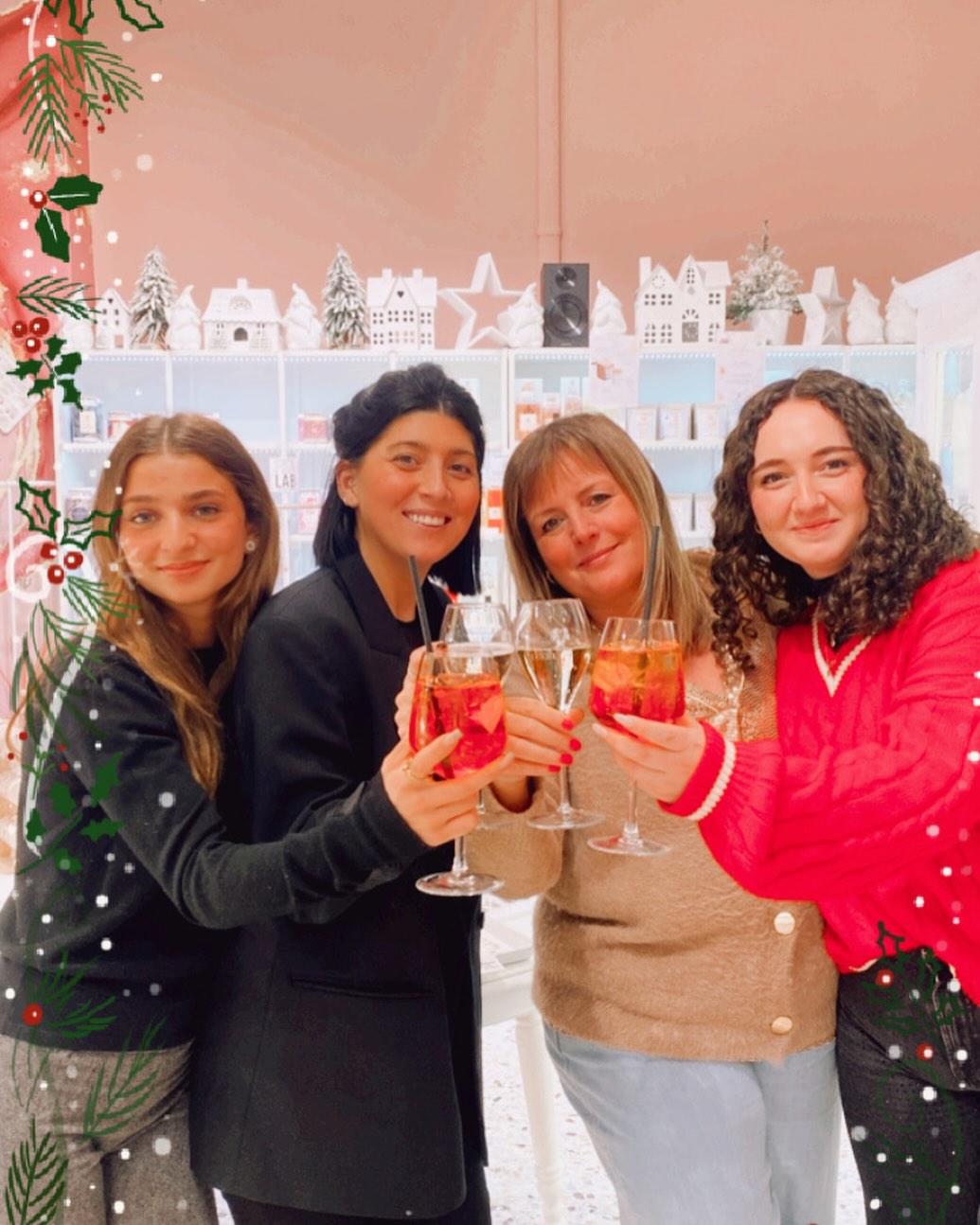 Anche quest’anno ci avete regalato un dicembre caotico, delirante, senza tregua, ma ricco di meravigliose soddisfazioni🌟
.
.
Ringrazio in primis le mie ragazze che non si sono mai tirate indietro ed hanno cercato di accontentarvi tutti sfornando pacchettini profumati come non ci fosse un domani……
.
.
Ringrazio i miei fornitori che hanno riempito Capsule di prodotti bellissimi e sono sempre stati disponibili ad assecondare le mie richieste dell’ultima ora…..
.
.
Grazie ai corrieri che con ritmi quasi insostenibili e tanto sacrificio hanno effettuato tutte le consegne in tempo…..
.
.
Grazie infine a tutti VOI, vicini e lontani, che anche quest’anno avete scelto Capsule per i vostri regali……dopo quasi 9 anni e’ veramente meraviglioso incontrarvi costantemente in negozio, una soddisfazione enorme che ripaga tutte le notti insonni, il tempo rubato alla famiglia e le preoccupazioni sul futuro ……♥️
.
.
Buon Natale, vi abbraccio uno ad uno
Monica
🎄🌟♥️
@emiherreroo
@anna.cesarinisforza
@gerinatolaa
@annx.matt3
@itss_.michelleee
#capsulerovereto #piccoleemozioniquotidiane #buonnatale #auguri#regali#love