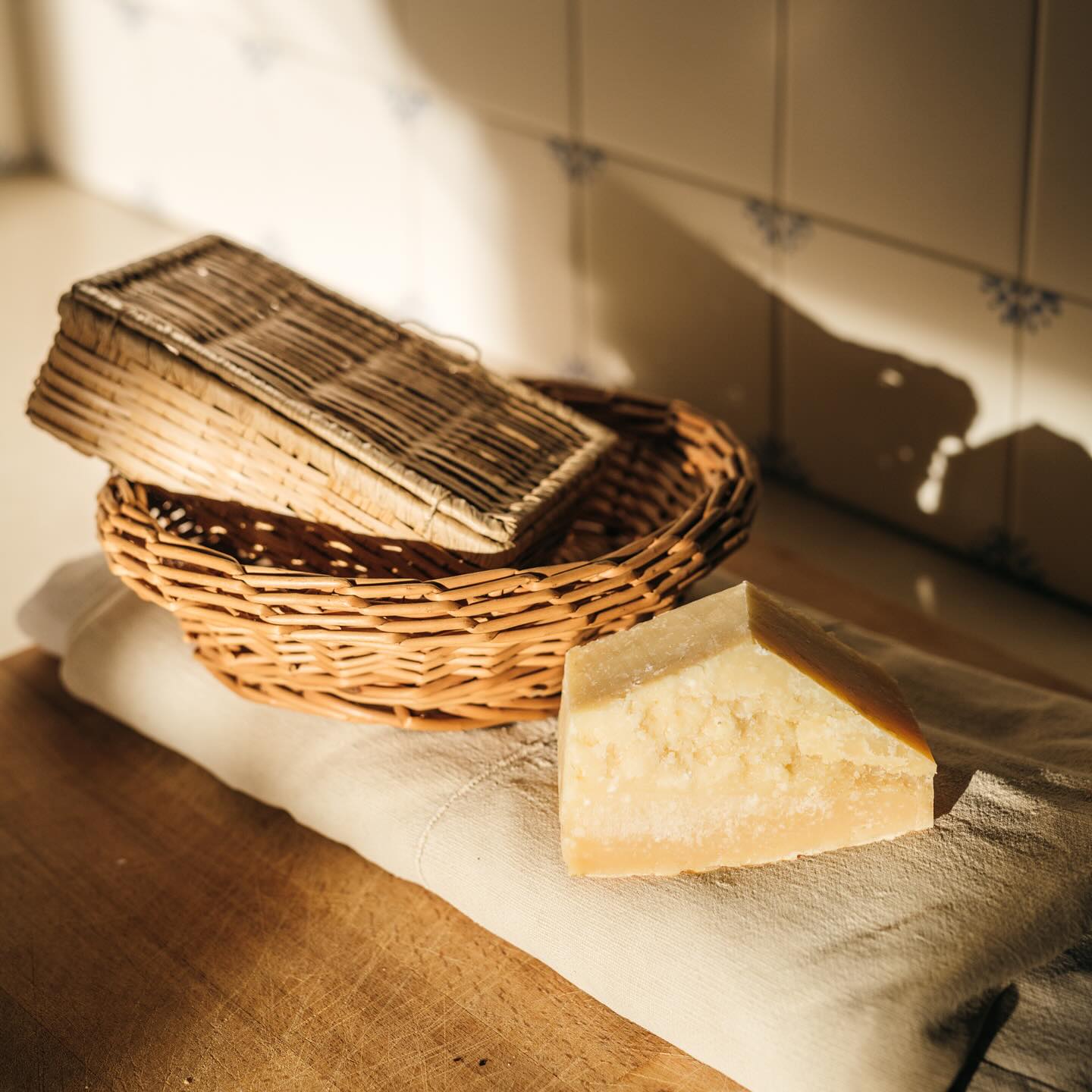 Parmigiano reggiano 💛 All our apartments are fully equipped with kitchens - perfect creating your own Italian culinary masterpieces 🇮🇹