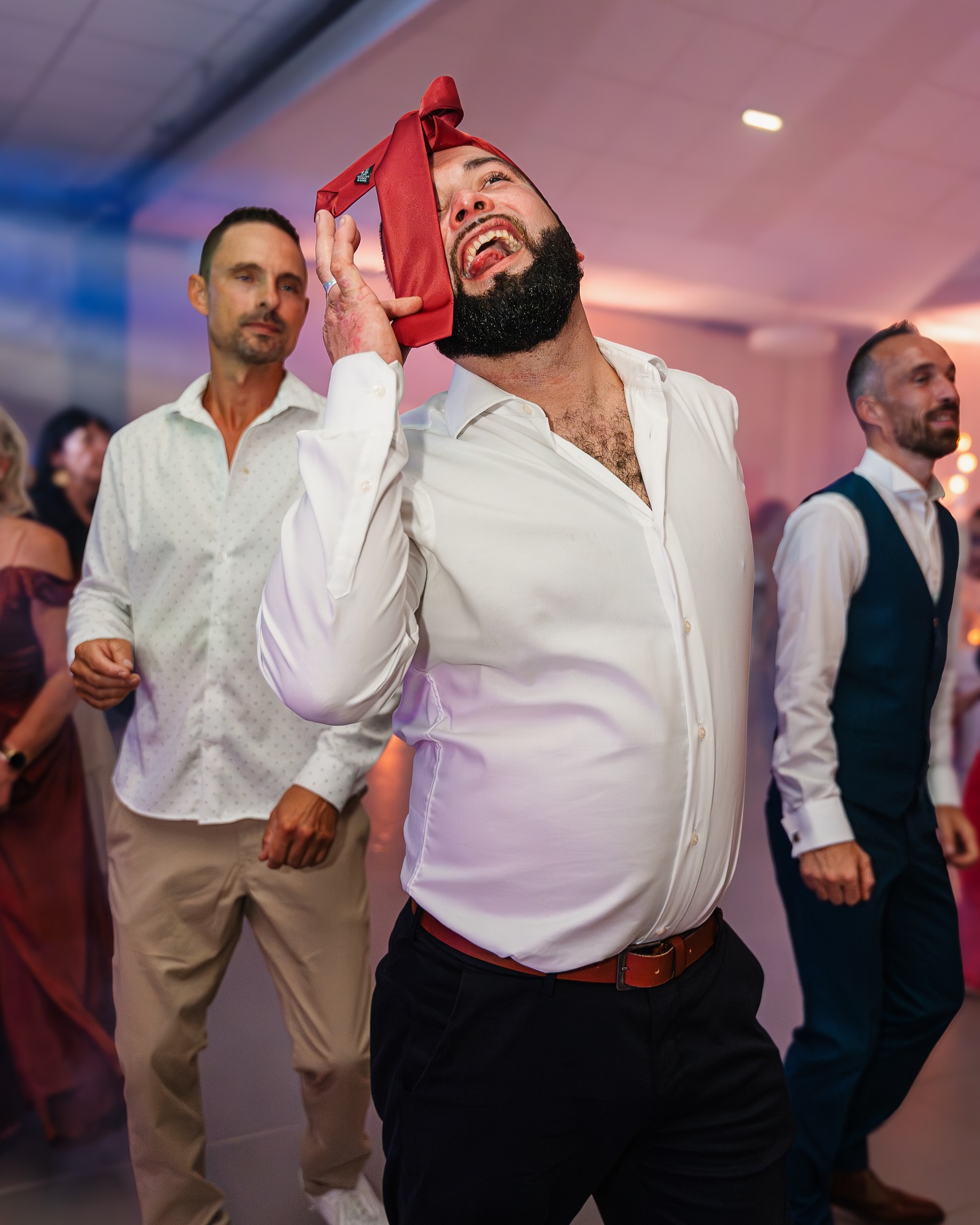 💃 Quand la piste de danse devient le terrain de jeu des invités ! 🕺
Ambiance incroyable dans la soirée du mariage de Helene et Julien! Entre éclats de rire, chorégraphies improvisées et moments complètement déjantés, leurs invités ont transformé la piste de danse en véritable spectacle ! 🎉
Ces photos capturent l’essence même d’un mariage réussi : des souvenirs mémorables, des moments partagés et une bonne dose de folie. Merci à Hélène et Julien pour leur confiance et pour m’avoir permis d’être témoin de cette belle énergie ! ✨
Swipez pour un concentré de bonne humeur et d’authenticité. 👉
#Mariage2024 #wedding #weddingday #weddingphotography #mariage